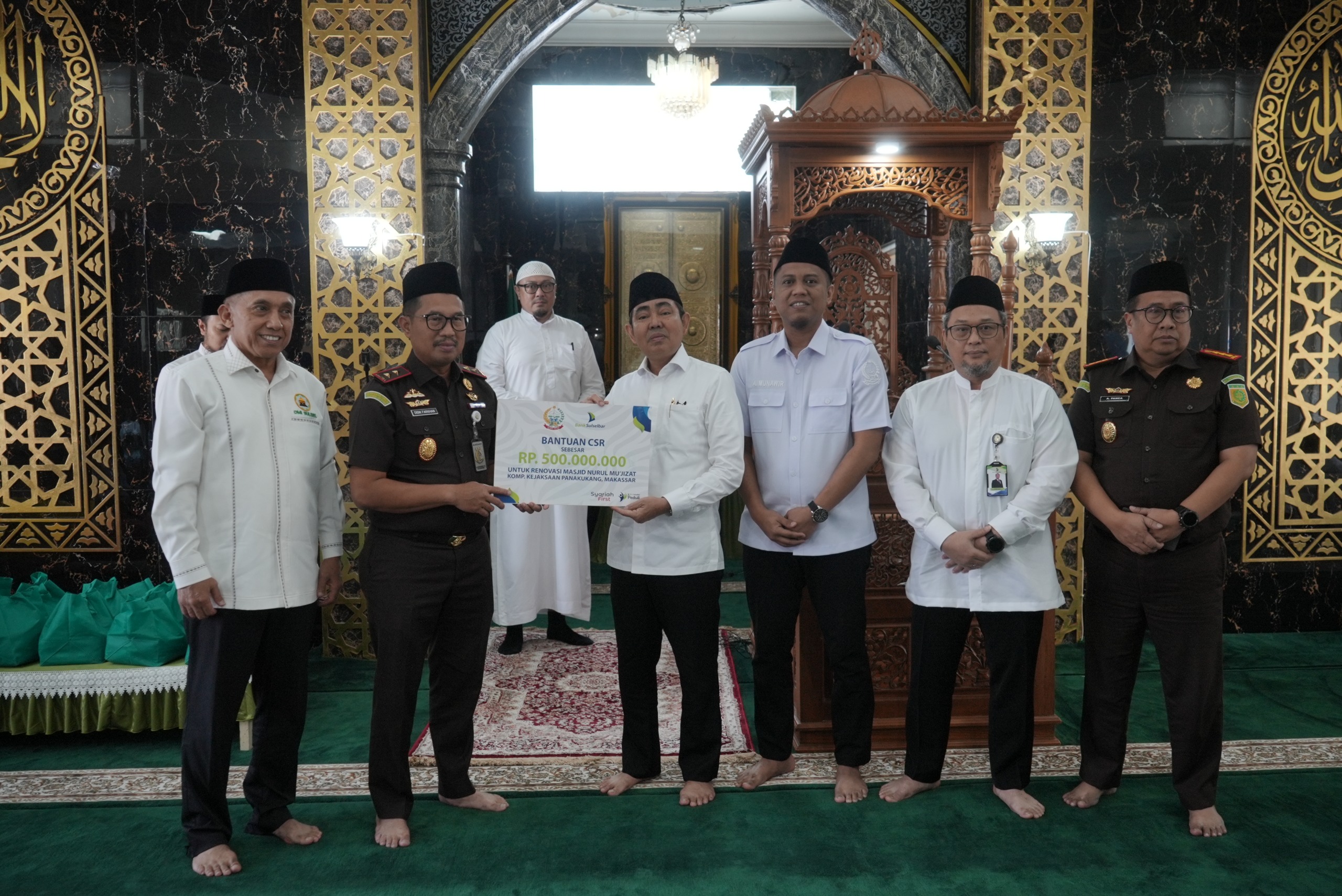Kajati Sulsel Fasilitasi Penyerahan CSR Bank Sulselbar untuk Pembangunan Masjid Nurul Mu’jizat Senilai Rp500 Juta