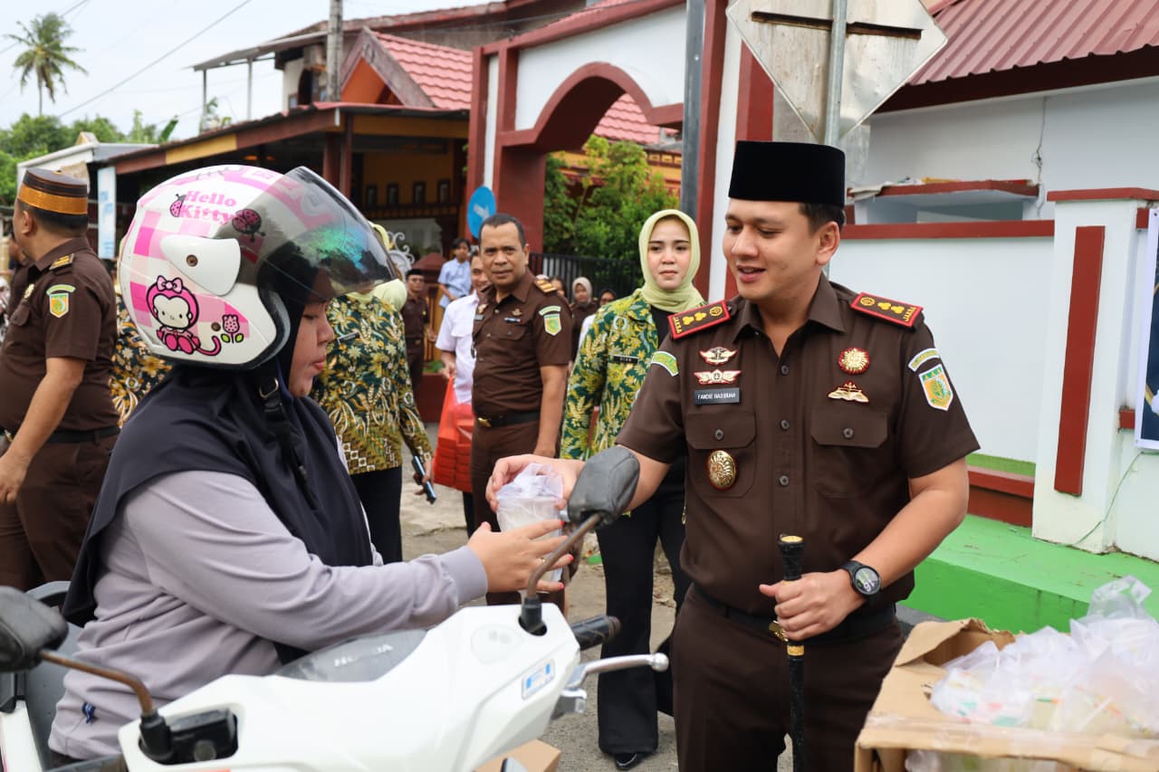 Kejaksaan Negeri Kepulauan Selayar Berbagi Kebahagiaan di Bulan Ramadan dengan Kegiatan Berbagi Takjil Serta Buka Puasa Bersama