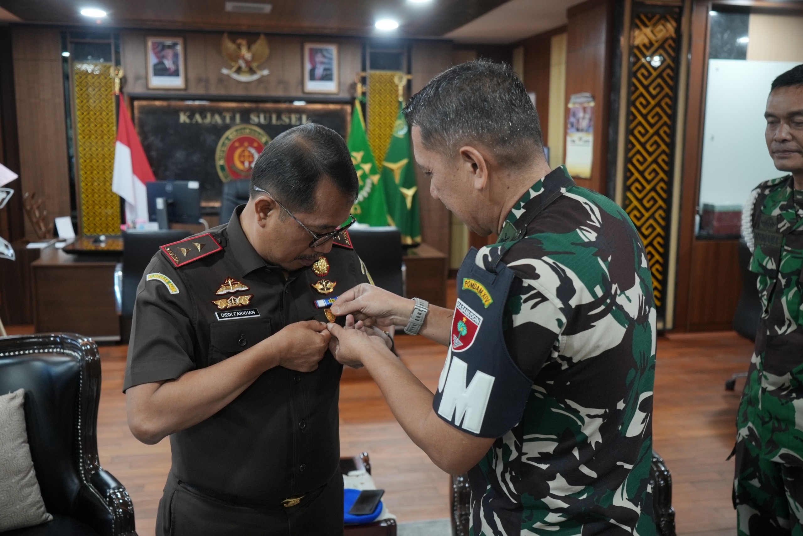 Kajati Sulsel Terima Pin Warga Kehormatan Polisi Militer TNI AD dari Danpomdam XIVHasanuddin