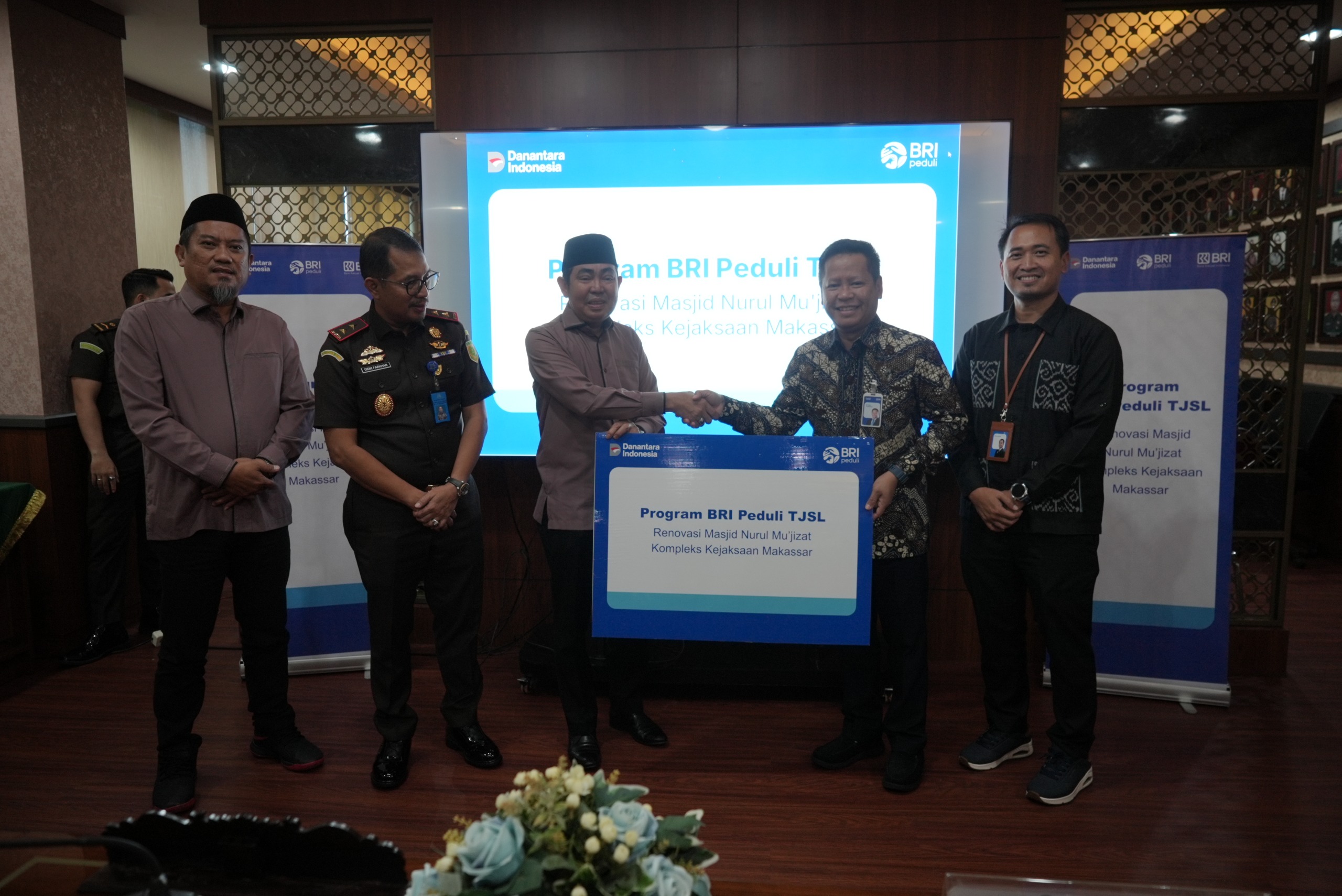 Kajati Sulsel Saksikan Penyerahan Bantuan BRI Peduli TJSL untuk Renovasi Masjid Nurul Mujizat