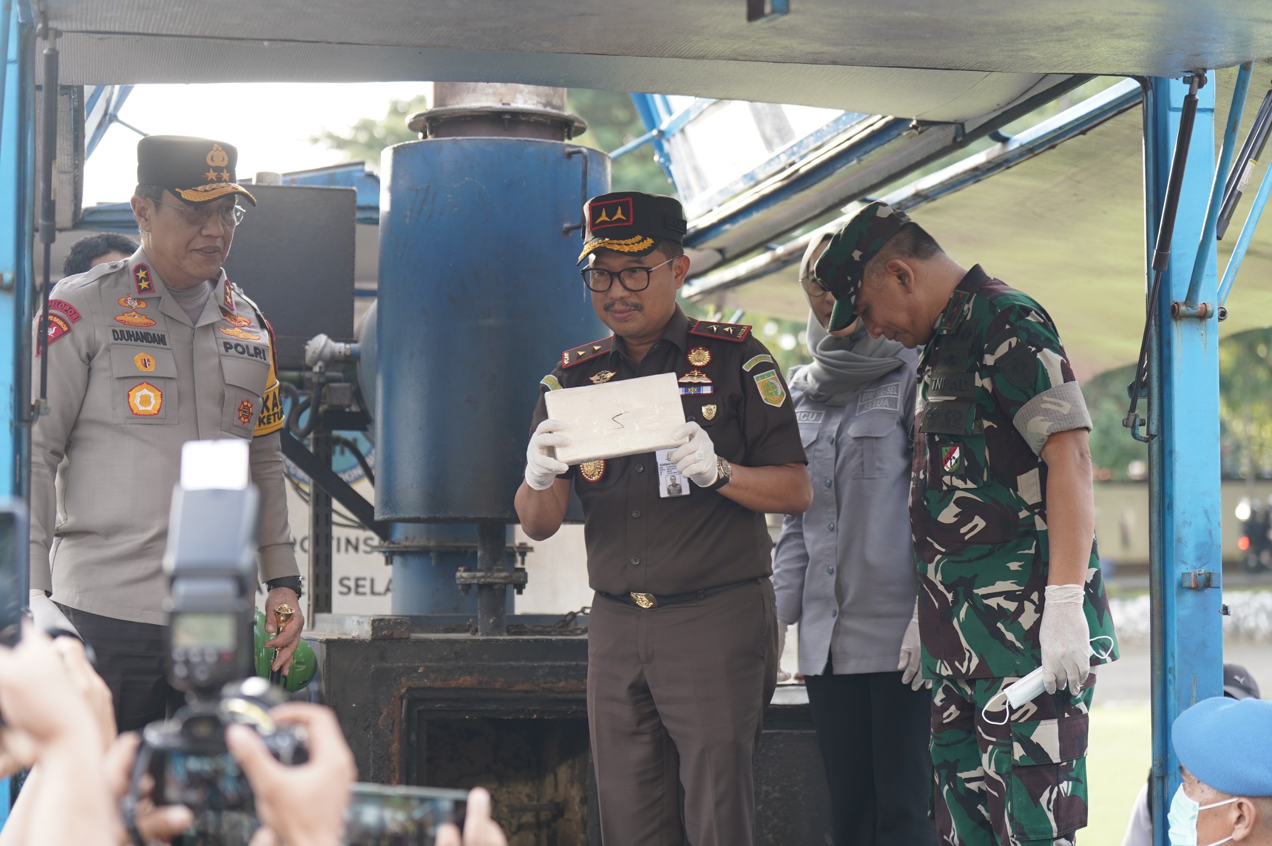 Respon Cepat Kajati Sulsel Terbitkan Penetapan Barang Sitaan 25 Kg Kokain Asal Selayar Resmi Dimusnahkan