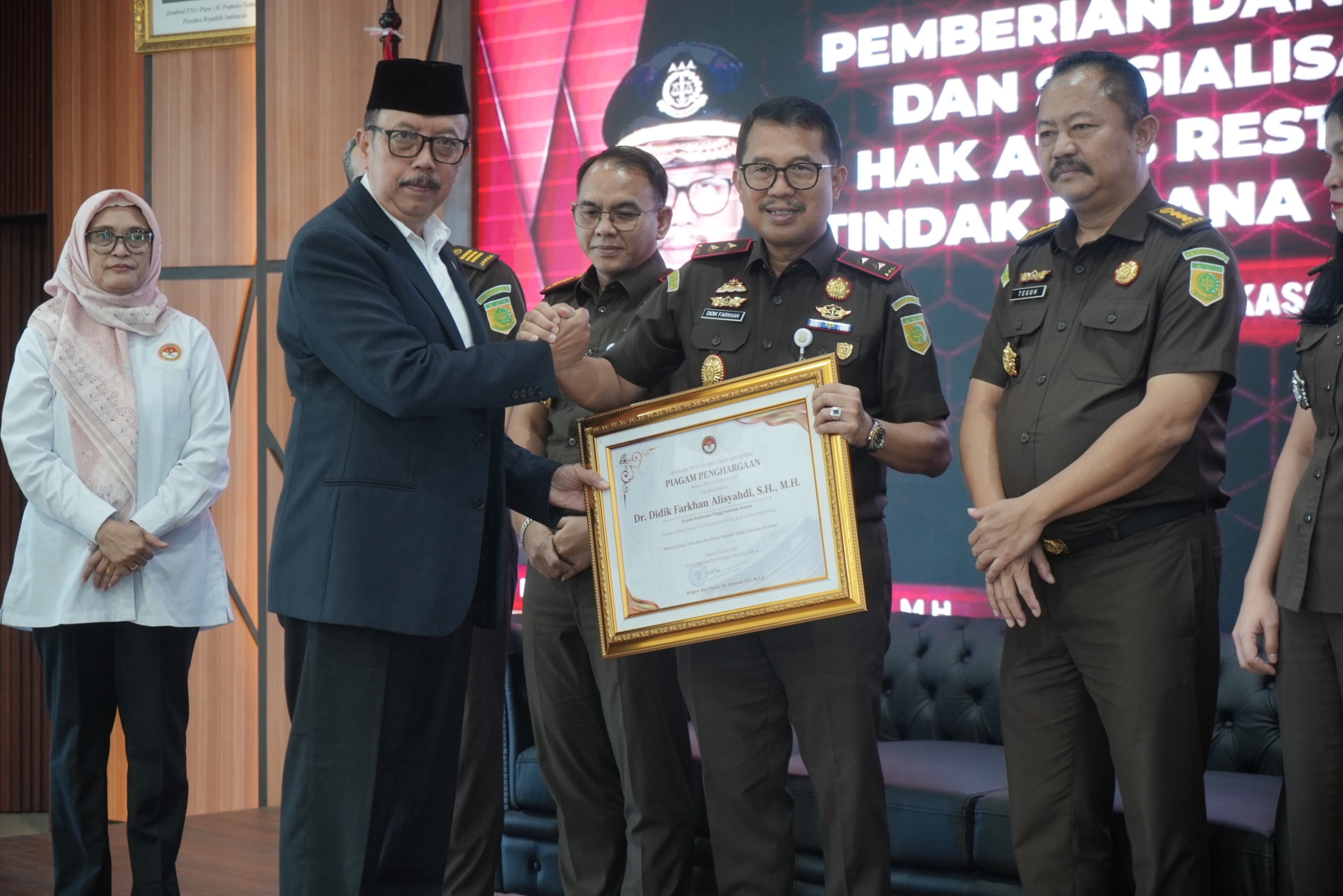Kajati Sulsel Didik Farkhan Terima Penghargaan Nasional dari LPSK Atas Inovasi Layanan Saksi Prima dan Memperjuangkan Restutusi Bagi Korban Kekerasan Seksual