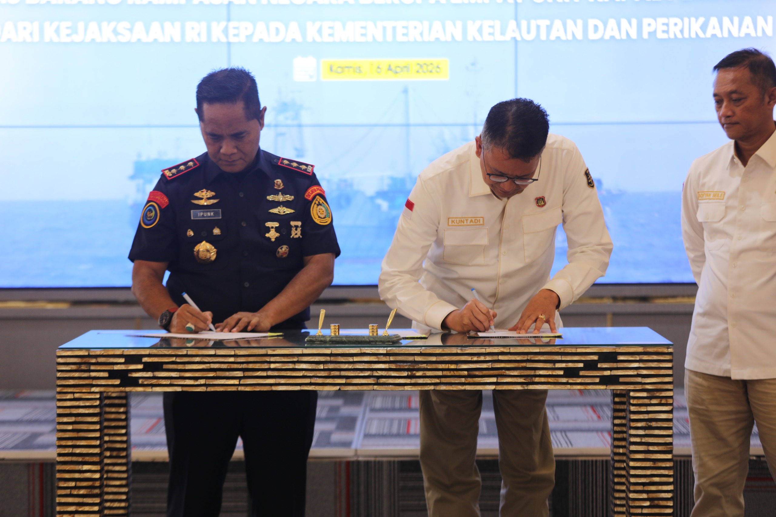 Badan Pemulihan Aset Kejaksaan RI  Serah Terimakan 4 Kapal BMN yang Berasal dari BRN Kepada KKP