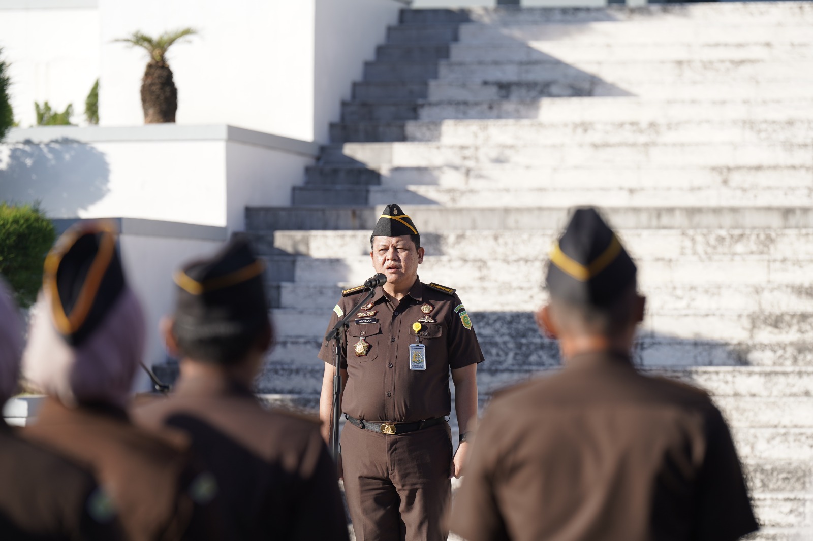 Pimpin Apel Kerja Senin 20 April Asbin Kejati Sulsel Tekankan Kedisiplinan Pegawai dan Evaluasi Kinerja Triwulan I