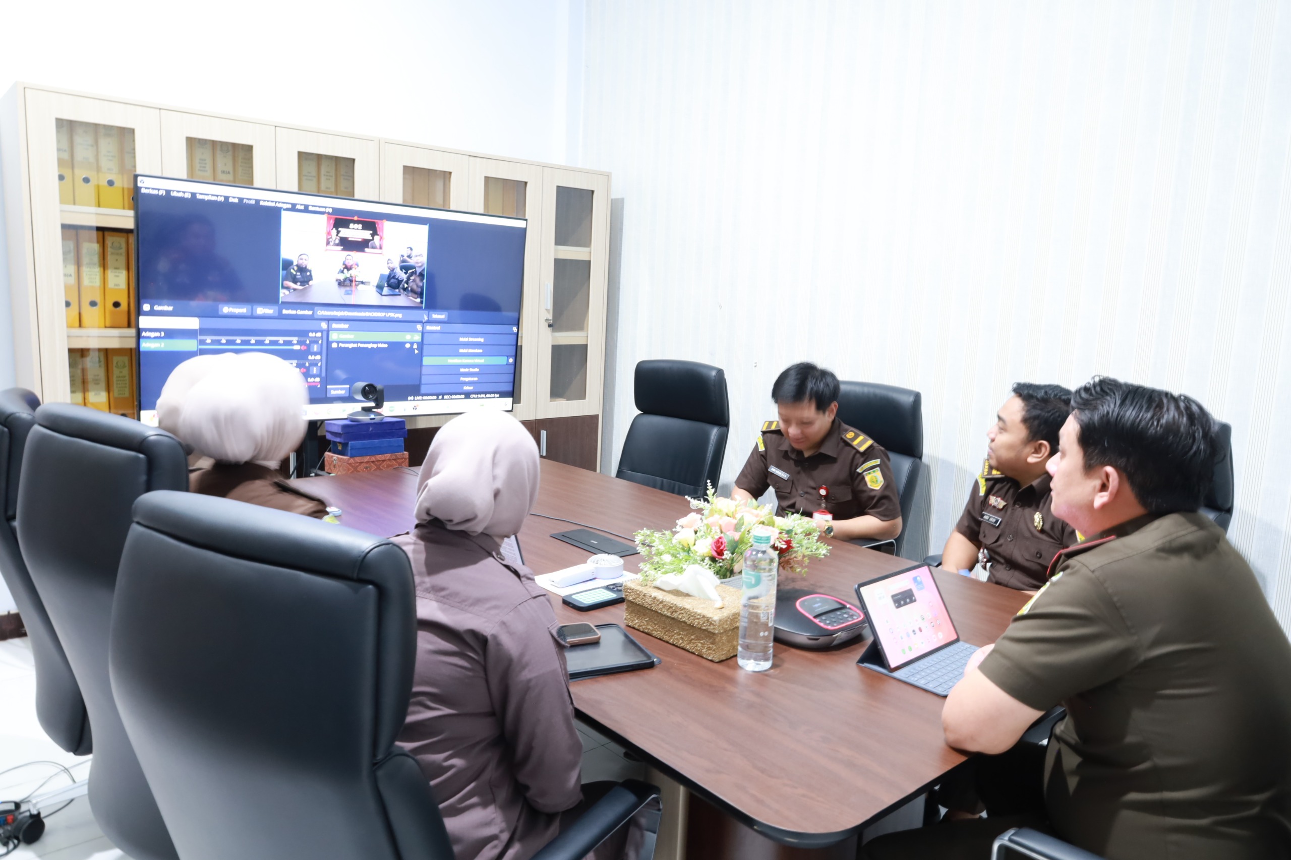 Penyerahan Penghargaan dari Lembaga Perlindungan Saksi dan korban kepada Kejaksaan Tinggi Sulawesi Selatan