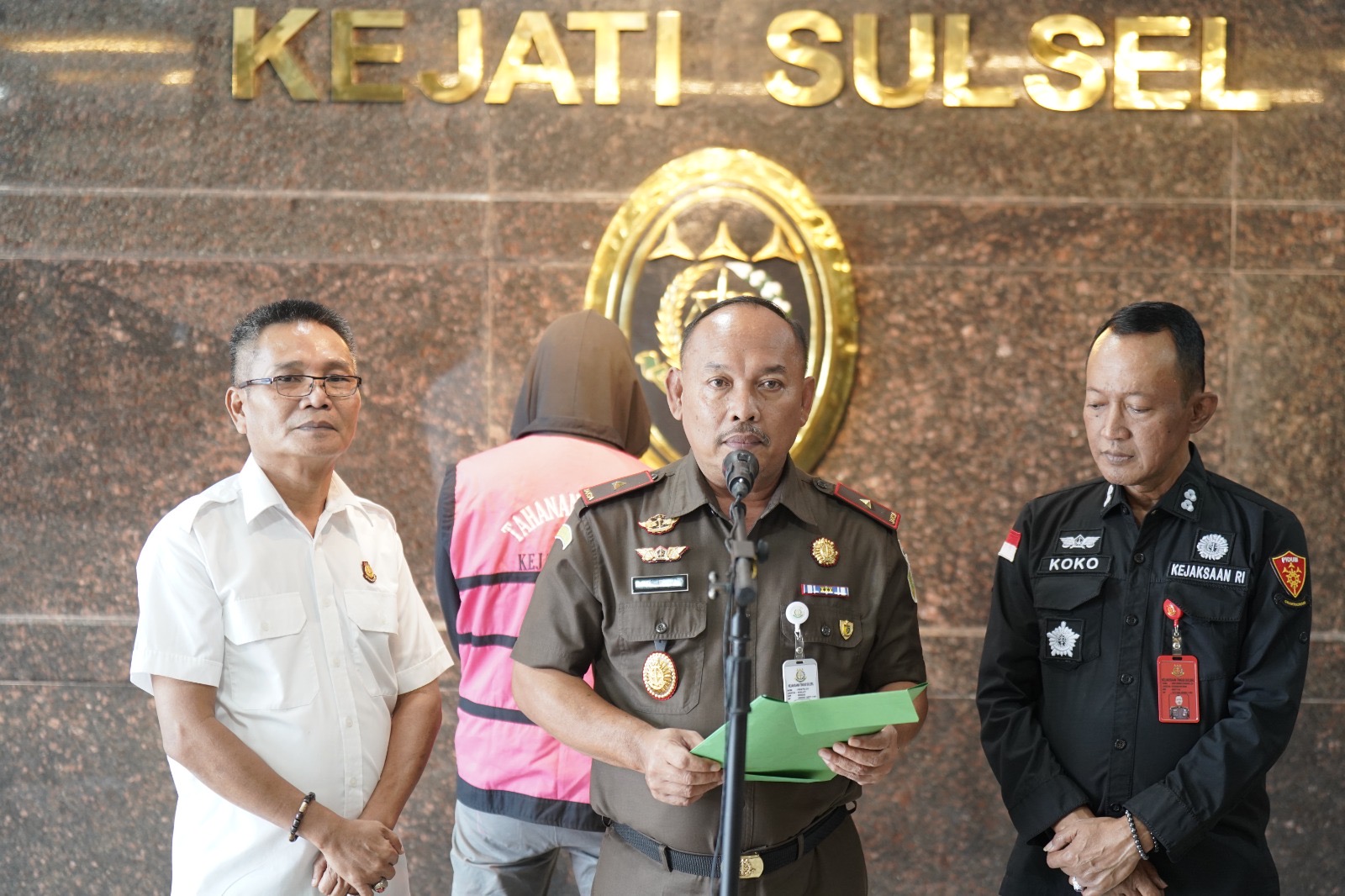 Tim AMC Kejaksaan RI Bersama Tim Tabur Kejati Sulsel dan Kejati Kaltara Ringkus Buronan Korupsi Dana Hibah ASITA Kaltara di Makassar