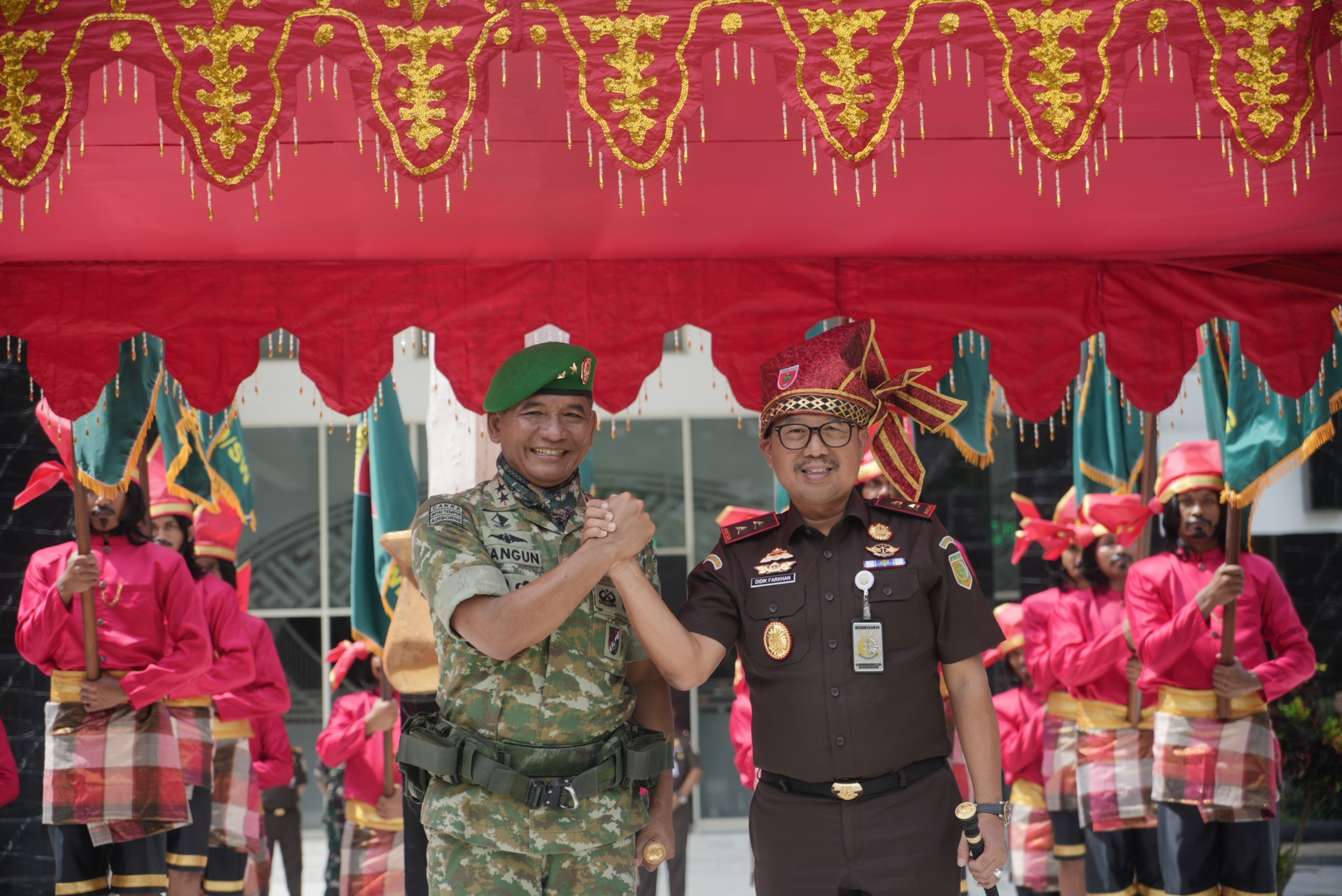 Kajati Sulsel Didik Farkhan Dianugerahi Gelar Warga Kehormatan Kodam XIV Hasanuddin