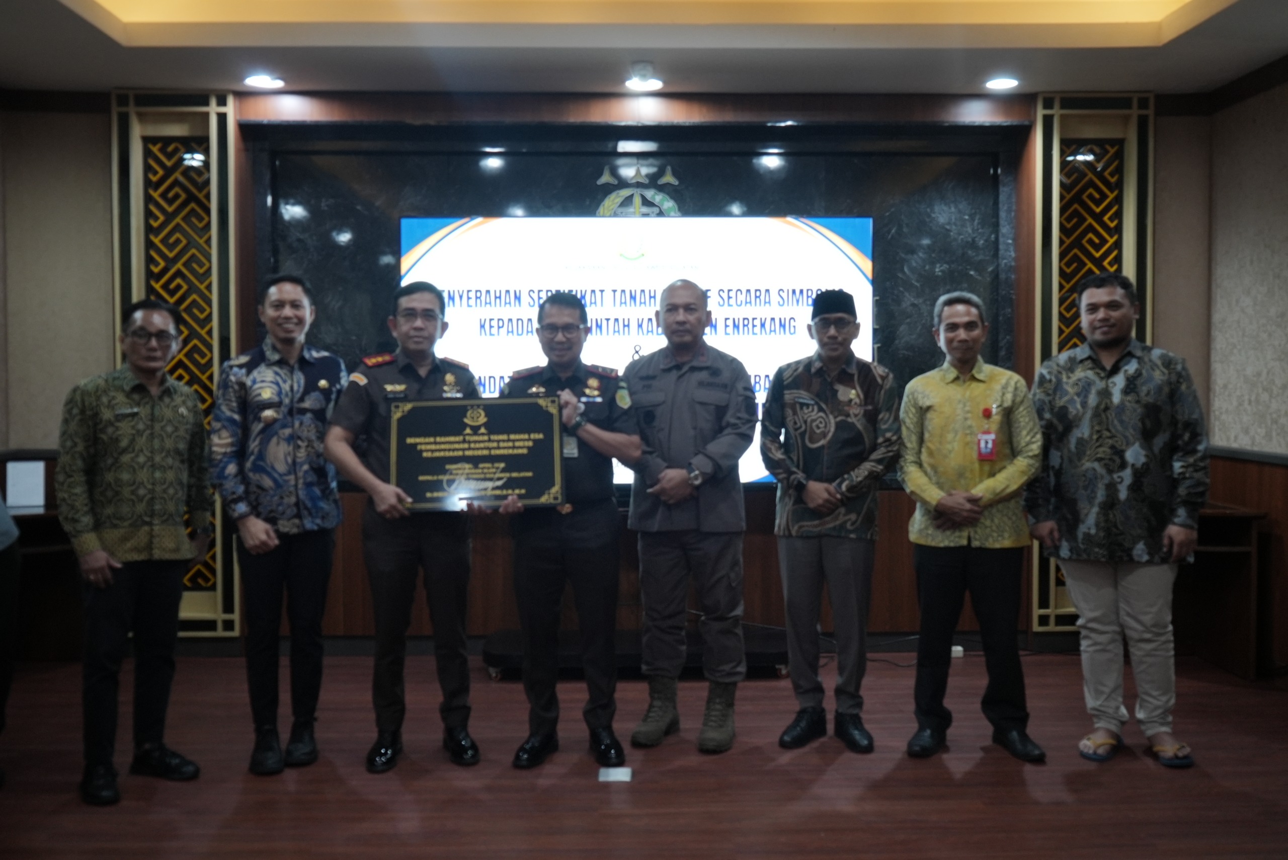 Kejati Sulsel dan Pemkab Enrekang Perkuat Sinergi Melalui Penyerahan Sertifikat Wakaf serta Pembangunan Fasilitas Kejari Enrekang