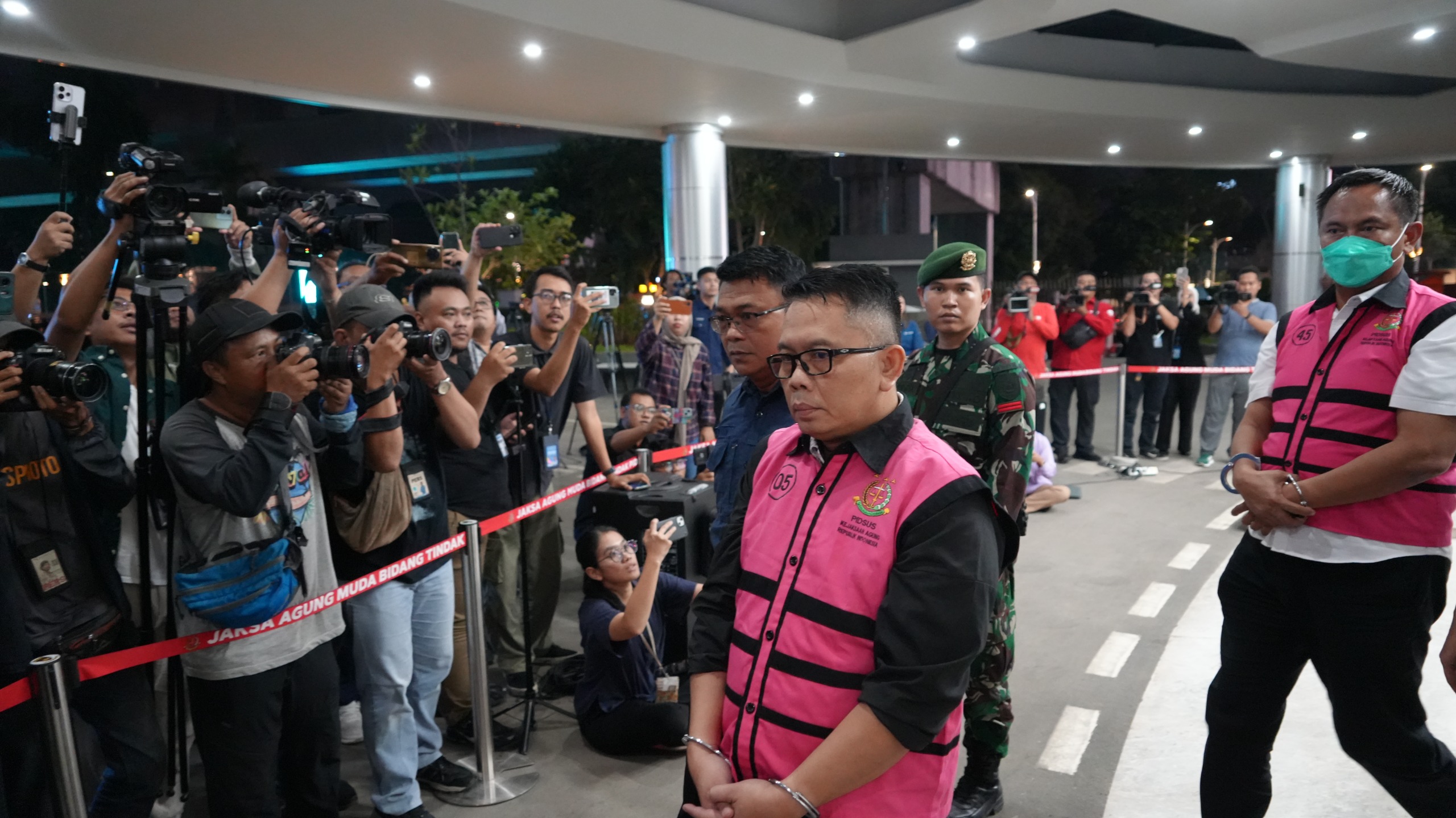 Tim Penyidik Tetapkan 3 Orang Tersangka  Perkara Korupsi Penyimpangan Kelola  Pertambangan PT AKT di Kalteng