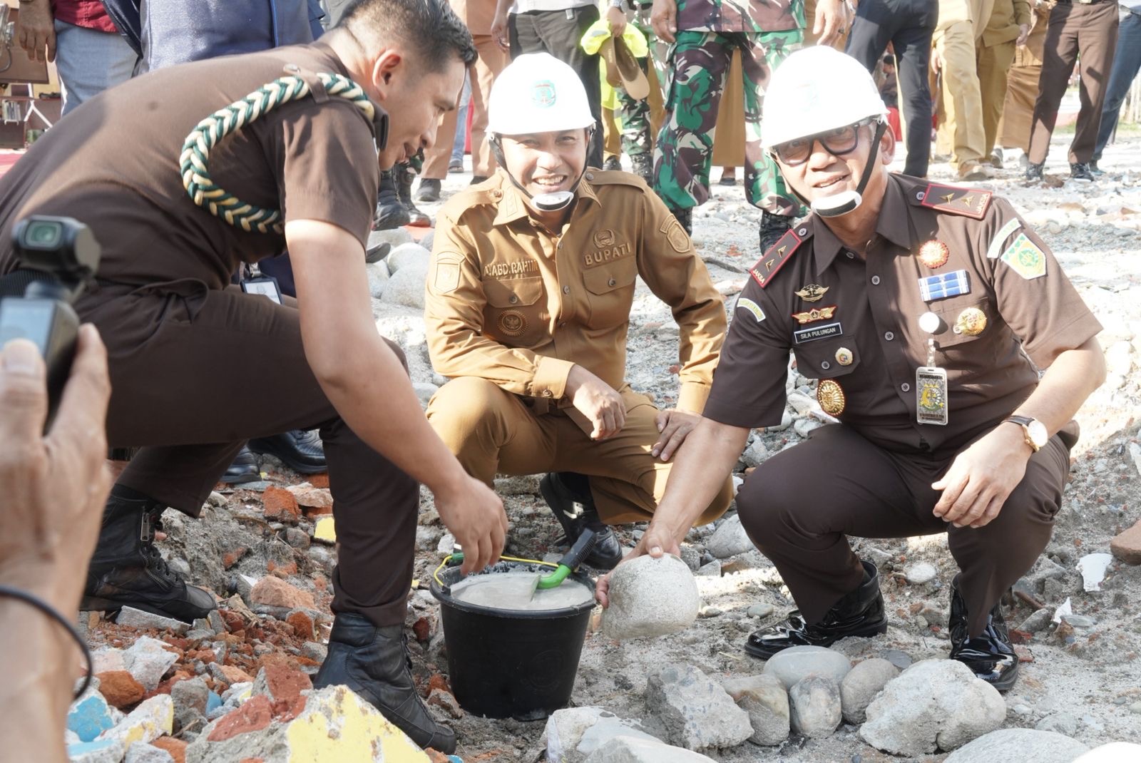 Kunker ke Kejari Luwu Utara Kajati Sulsel Sila Pulungan Lakukan Groundbreaking Mess Pegawai