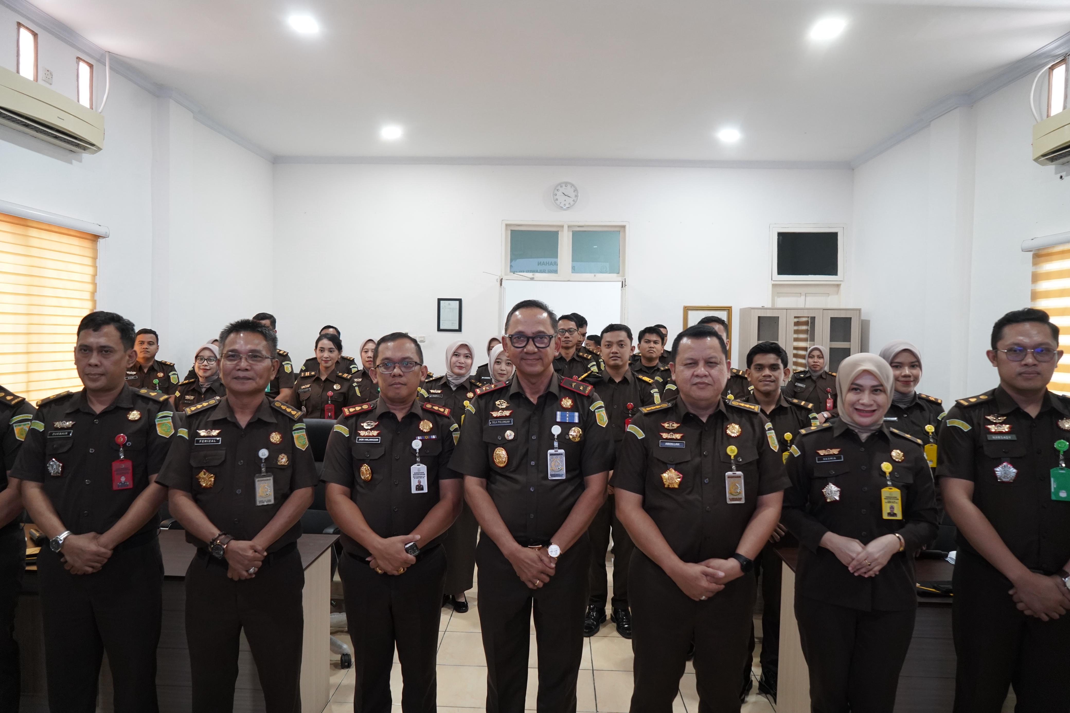 Kunjungan Kerja Kajati Sulsel Sila Pulungan di Kejari Pangkep Tegaskan Kedisiplinan Inovasi dan Integritas