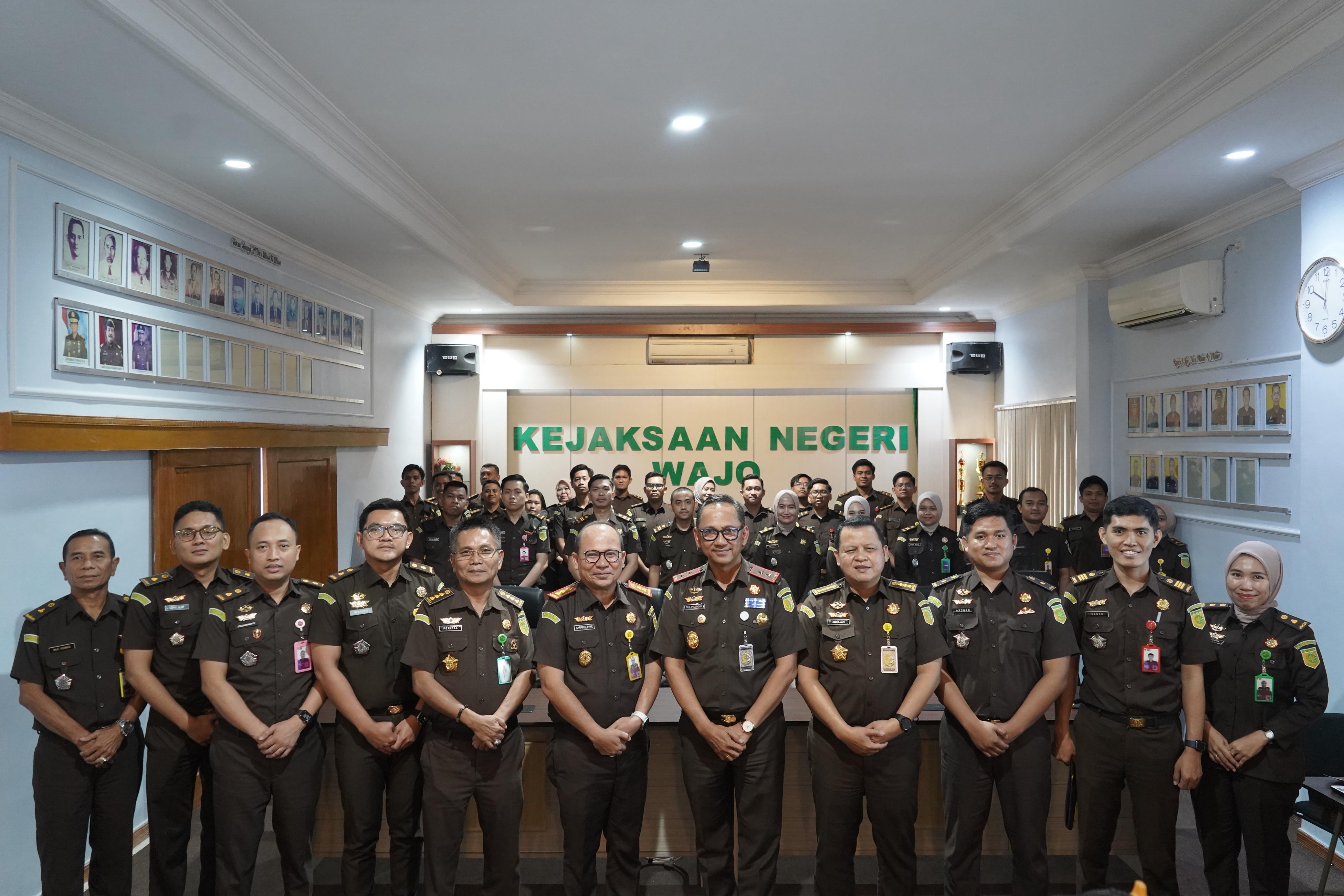 Kunjungan Kerja ke Kejari Wajo Kajati Sulsel Sila Pulungan Tekankan Penataan Arsip dan Barang Bukti