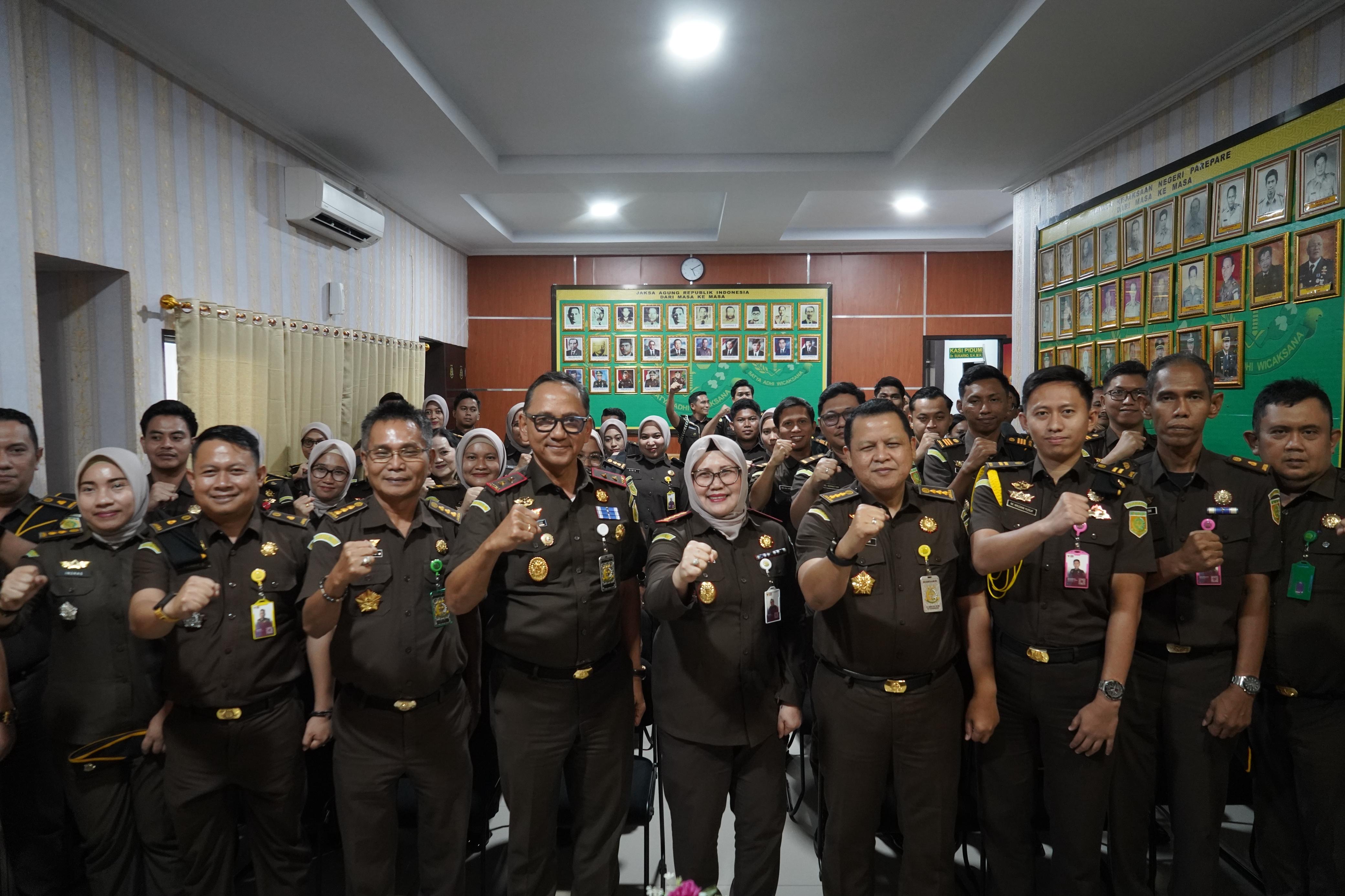 Kunjungan Kerja di Kejari Parepare Kajati Sulsel Sila Pulungan Tekankan Profesionalisme Pelayanan Humanis dan Kesiapan WBK
