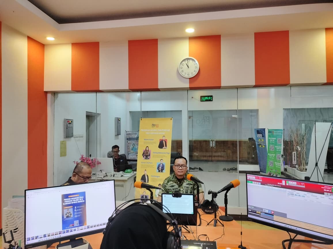 Melalui Program Jaksa Menyapa di RRI Aspidmil Kejati Sulsel Kupas Tuntas Mekanisme Penugasan Prajurit TNI di Kejaksaan dan Penanganan Perkara Koneksitas
