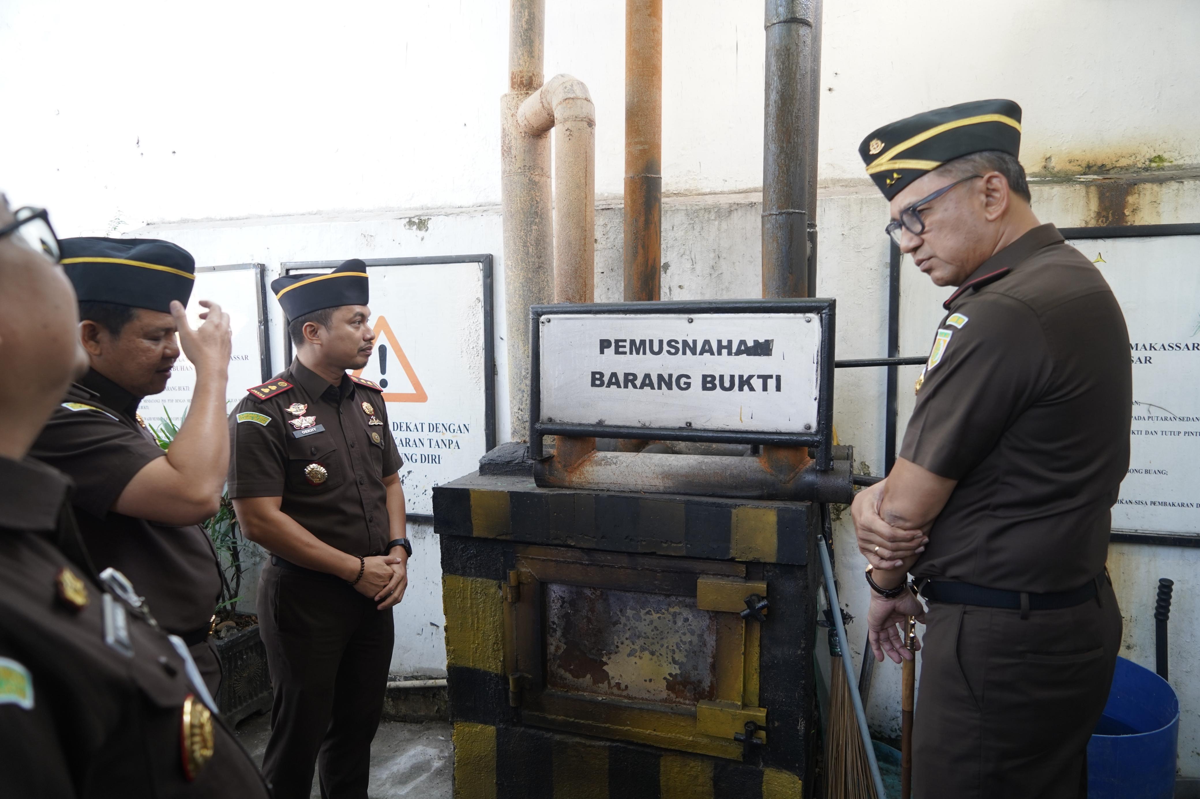 Gelar Kunjungan Kerja ke Cabjari Pelabuhan Makassar Kajati Sulsel Sila Pulungan Puji Inovasi Insinerator Pemusnahan Barang Bukti