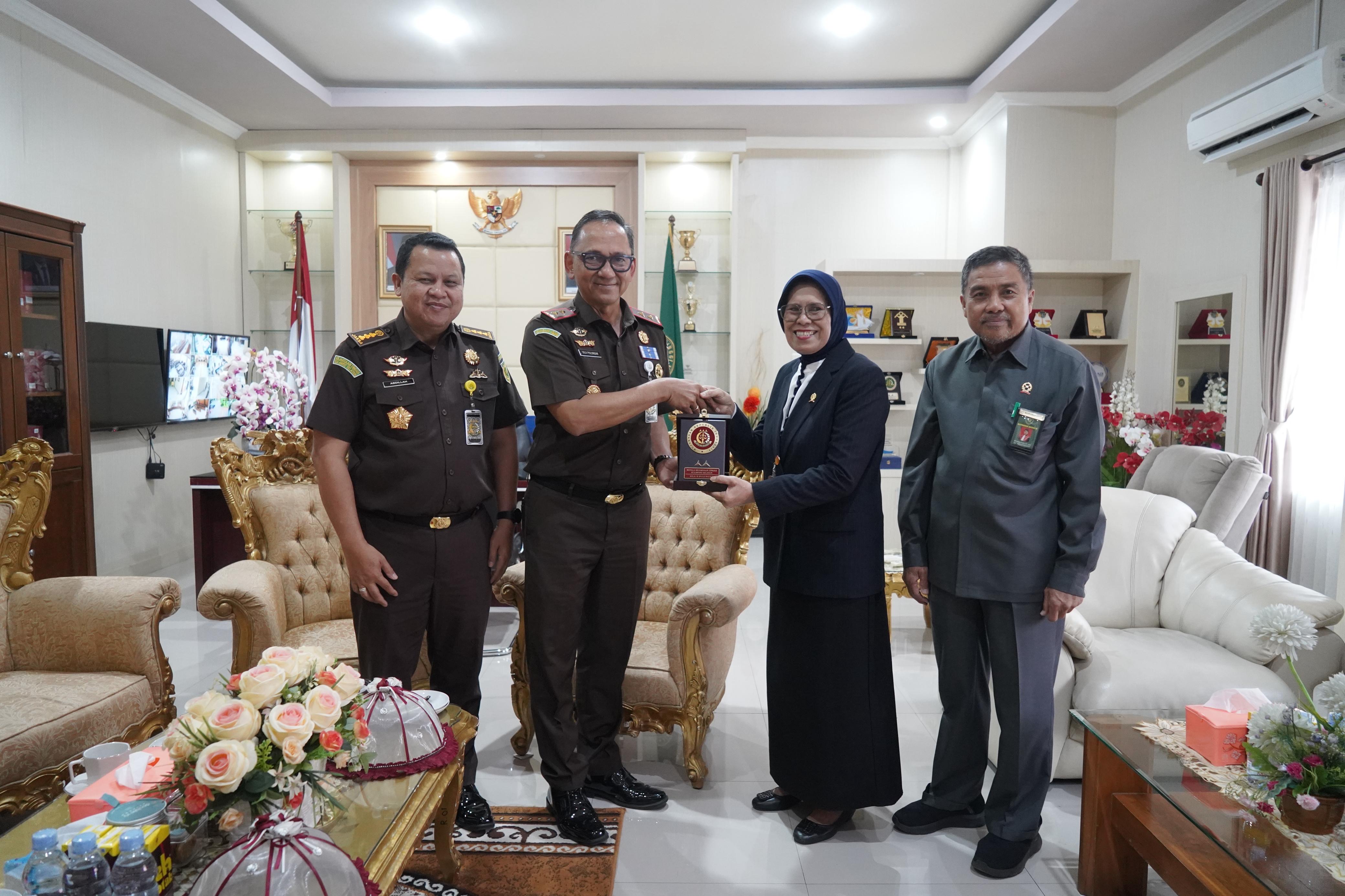 Perkuat Sinergi Aparat Penegak Hukum Kajati Sulsel Sila Pulungan Kunjungi Pengadilan Tinggi Makassar