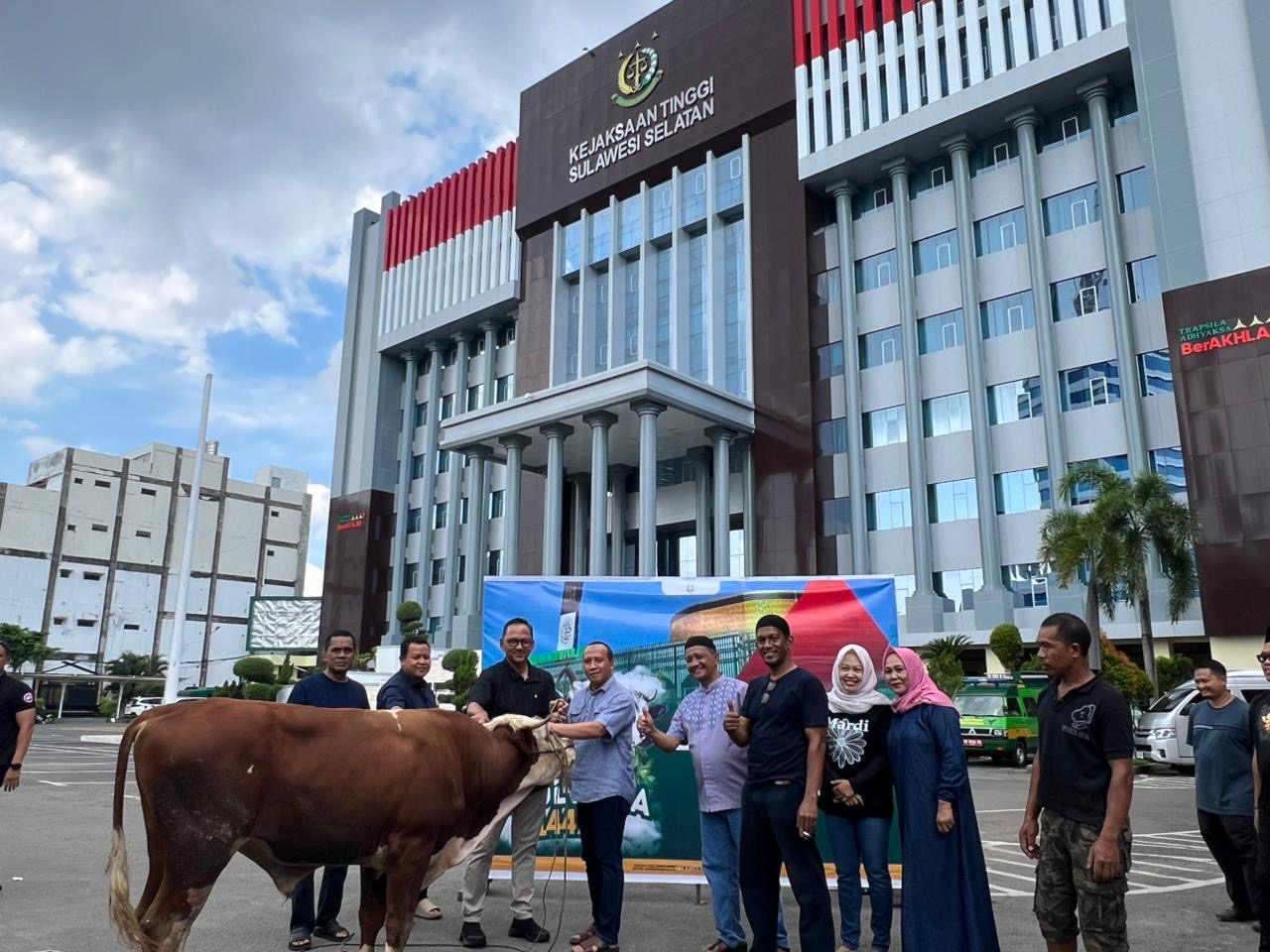 Maknai Ibadah Kurban Kejati Sulsel Sembelih 11 Ekor Sapi untuk Masyarakat