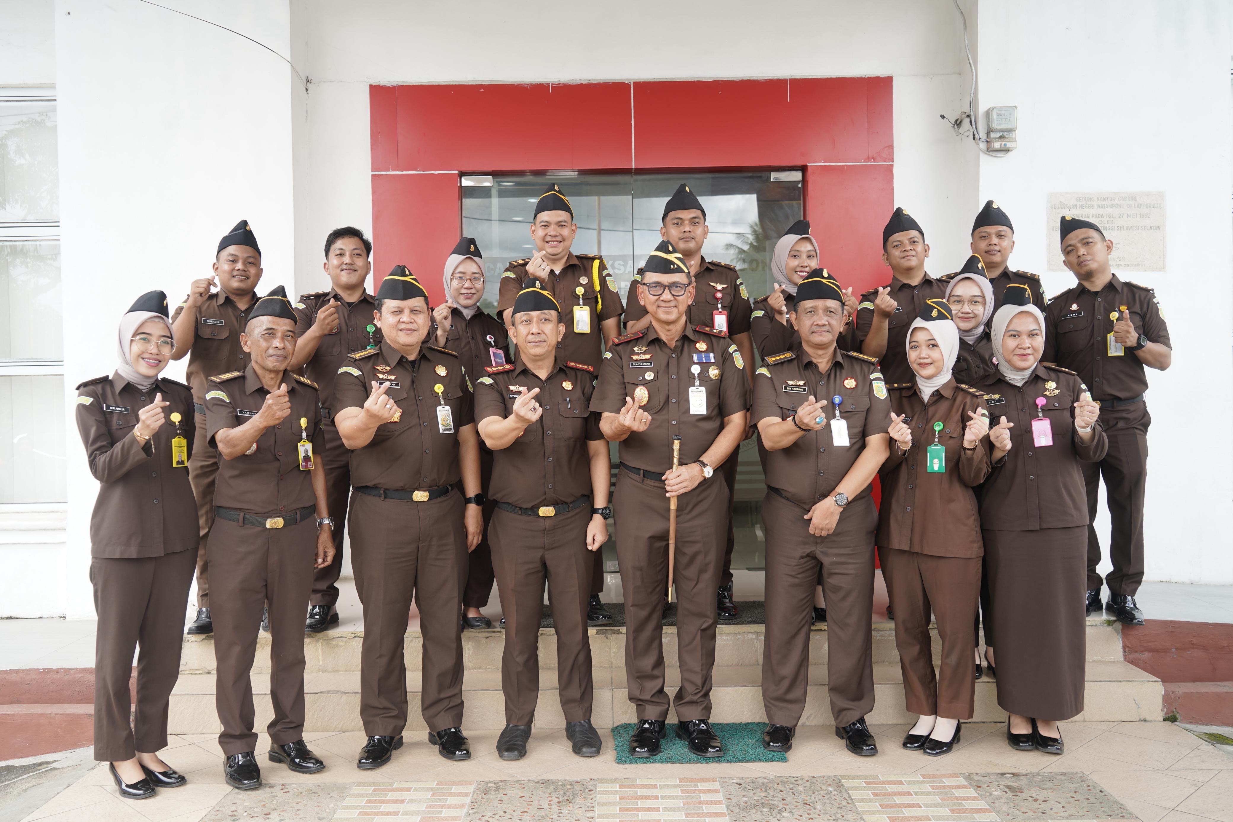 Kajati Sulsel Sila Pulungan Kunjungi Cabjari Bone di Lappariaja Pastikan Implementasi Arahan Pimpinan dan Tinjau Kesiapan Renovasi Gedung