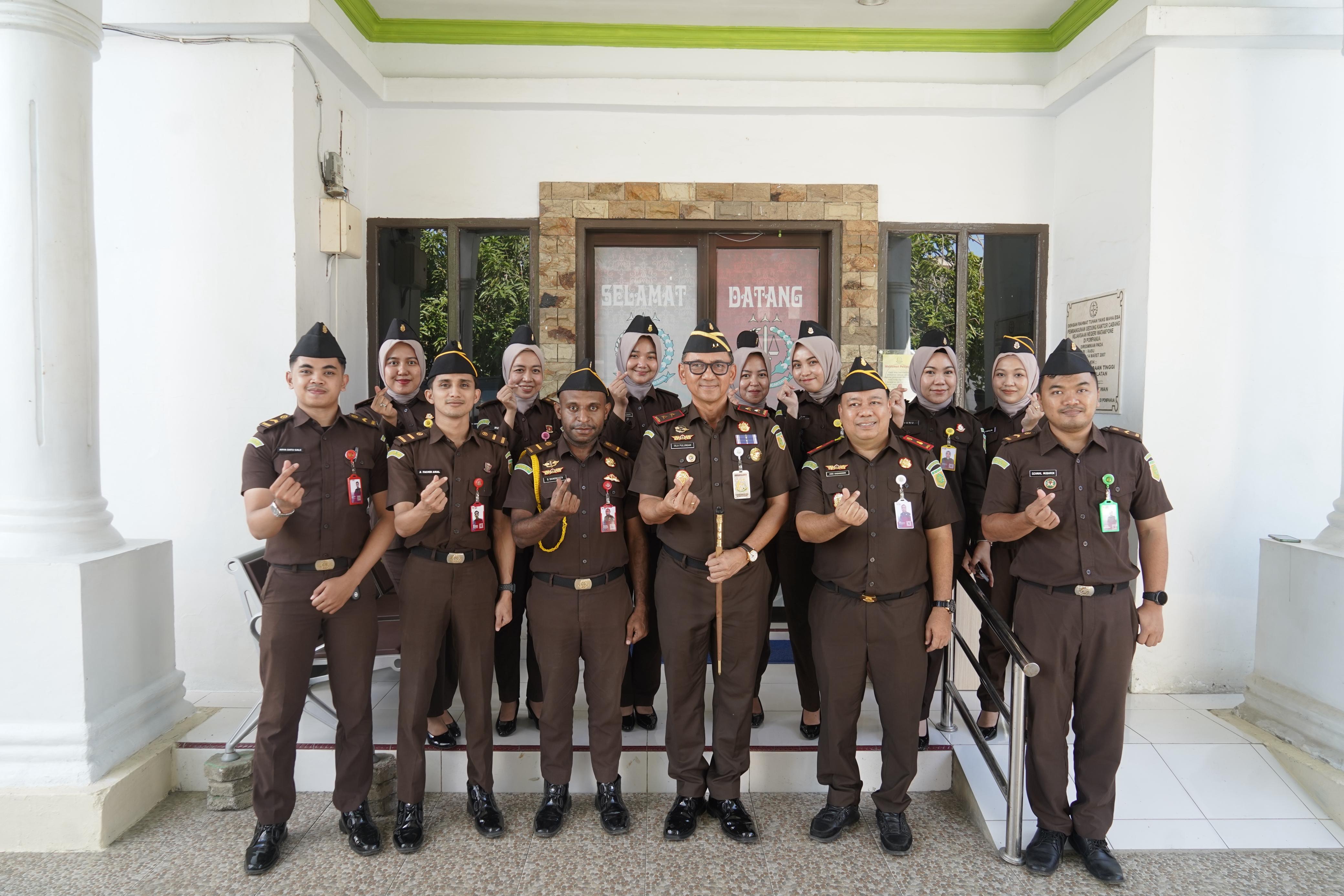 Kunjungan Kerja ke Cabjari Bone di Pompanua Kajati Sulsel Sila Pulungan Apresiasi Inovasi Ekonomi Kreatif Bina Usaha Desa