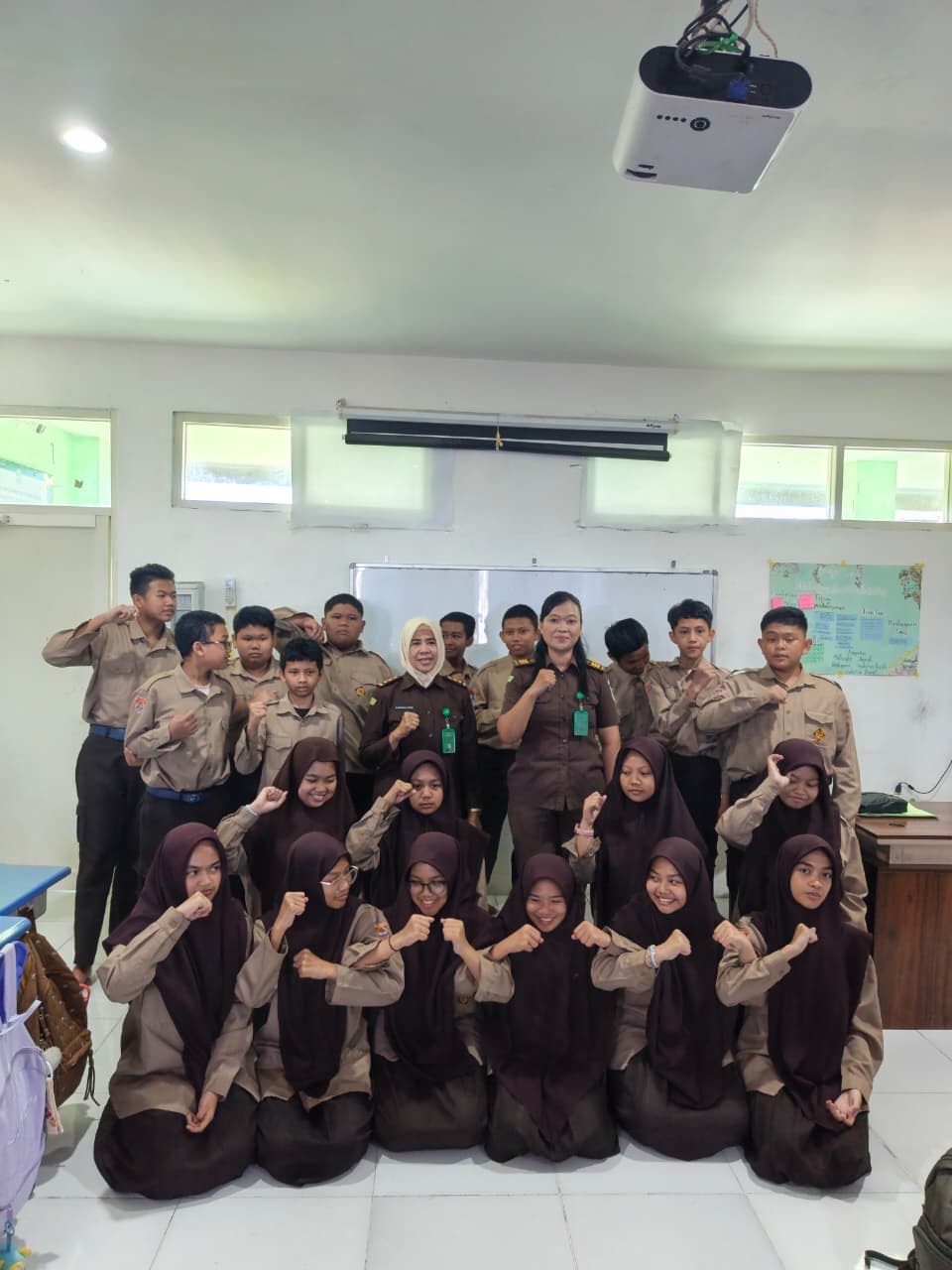 Edukasi Penggunaan Medsos yang Bijak Penkum Kejati Sulsel Gelar Jaksa Masuk Sekolah di SMP Ikhtiar Unhas