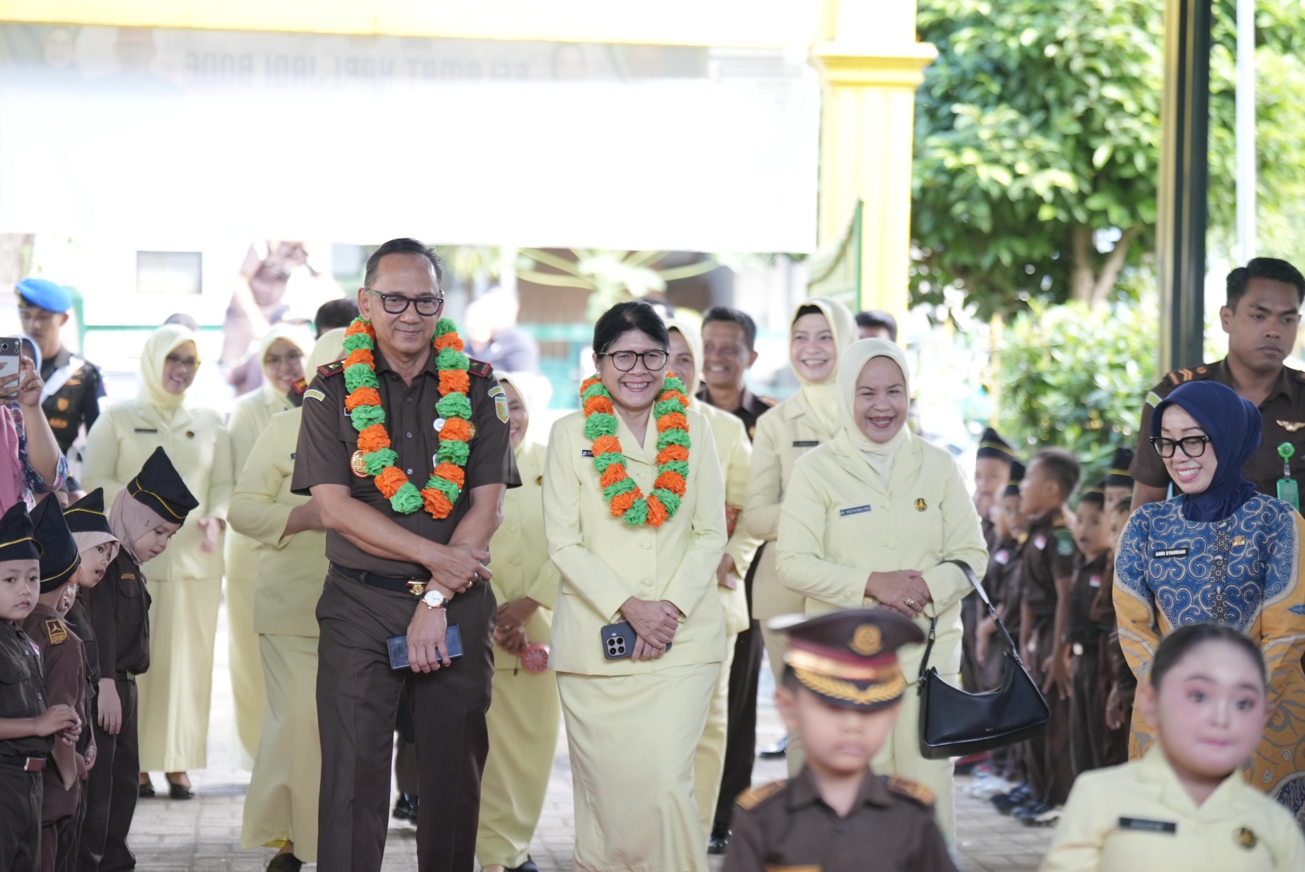 Suasana Ceria Sambut Kunjungan Kajati Sulsel dan Ketua IAD Wilayah di TK Adhyaksa XX Bone
