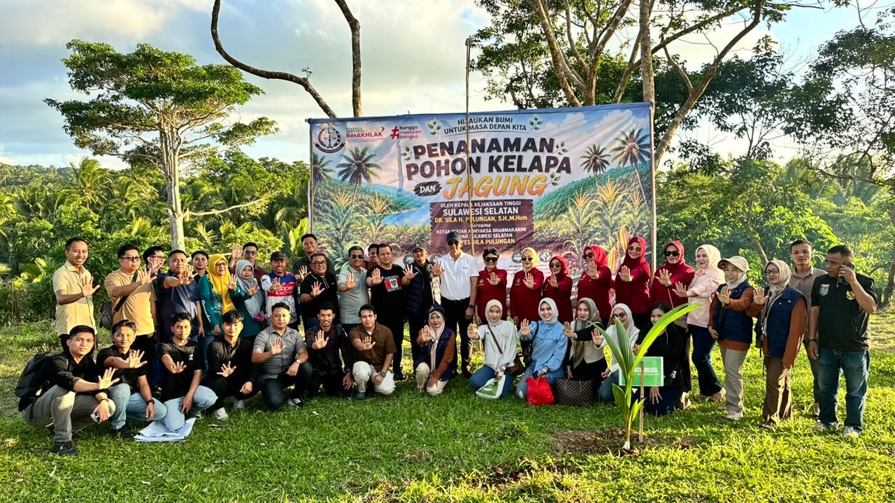 Kajati Sulsel dan Ibu Ketua IAD Wilayah Sulsel Tanam Pohon Kelapa dan Jagung di Selayar Wujudkan Ketahanan Pangan dan Lestarikan Lingkungan