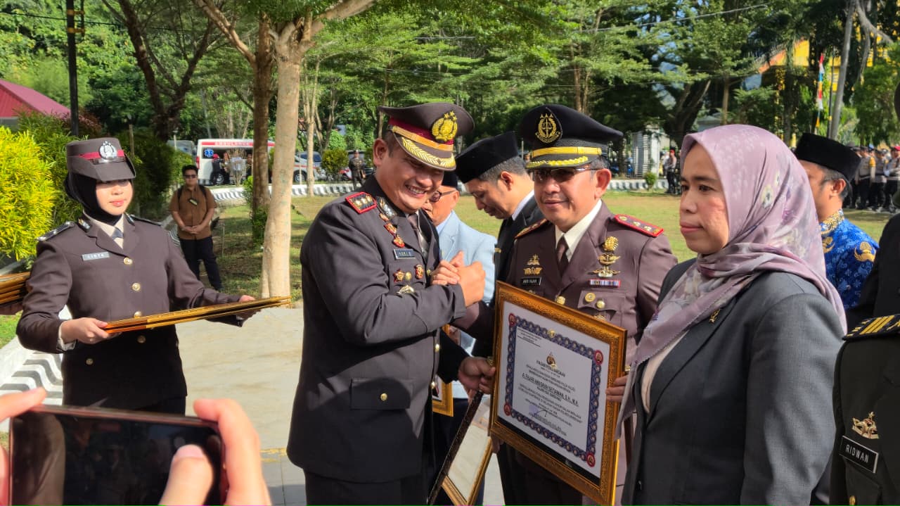 Upacara Peringatan Hari Ulang Tahun Bhayangkara Ke-80 dan Pemberian Penghargaan Kepada Kepala Kejaksaan Negeri Enrekang
