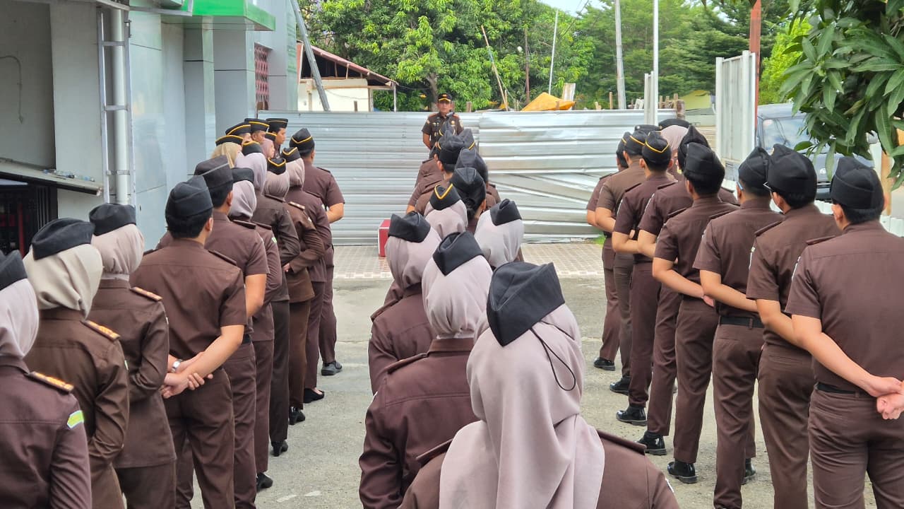 Kepala Kejaksaan Negeri Enrekang Pimpin Apel Pagi Ajak Pegawai Jaga Marwah Kejaksaan dan Kepercayaan Masyarakat