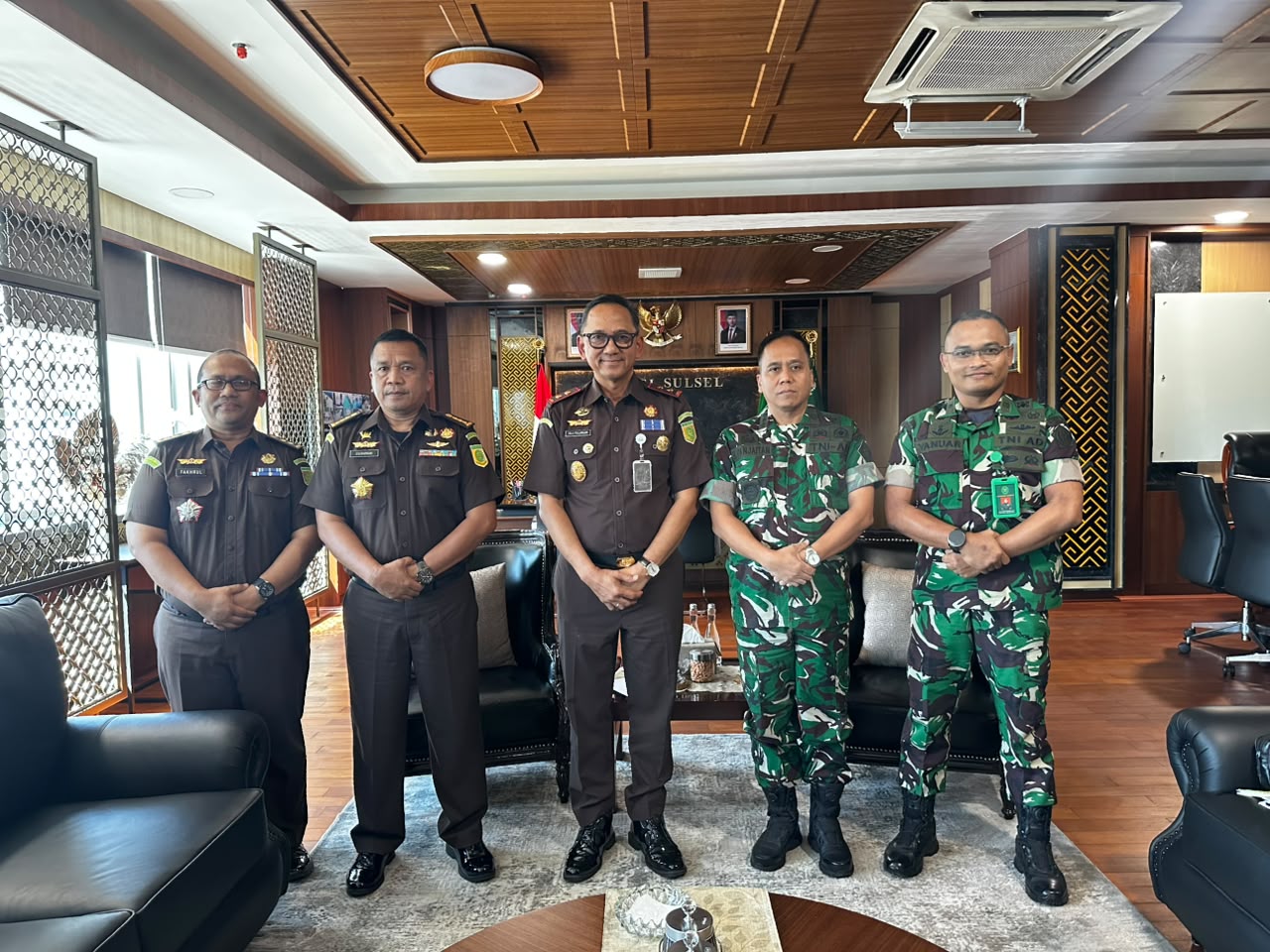 Perkuat Sinergi Penegakan Hukum Koneksitas Kajati Sulsel Terima Kunjungan Kepala Pengadilan Militer V-17 Makassar