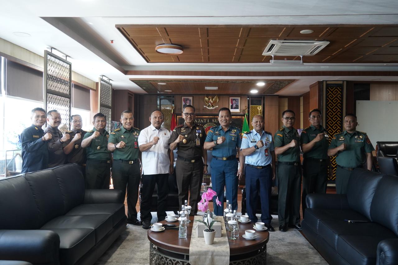 Sinergitas Penegakan Hukum Kajati Sulsel Sila Pulungan Terima Kunjungan Wakil Oditur Jenderal TNI