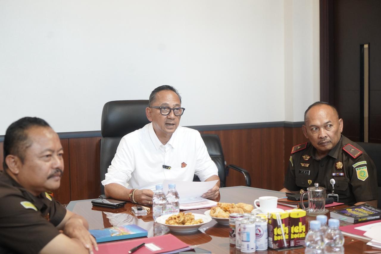 Kembali Bina Rumah Tangga Kajati Sulsel Sila Pulungan Setujui Restorative Justice Kasus KDRT di Kejari Jeneponto