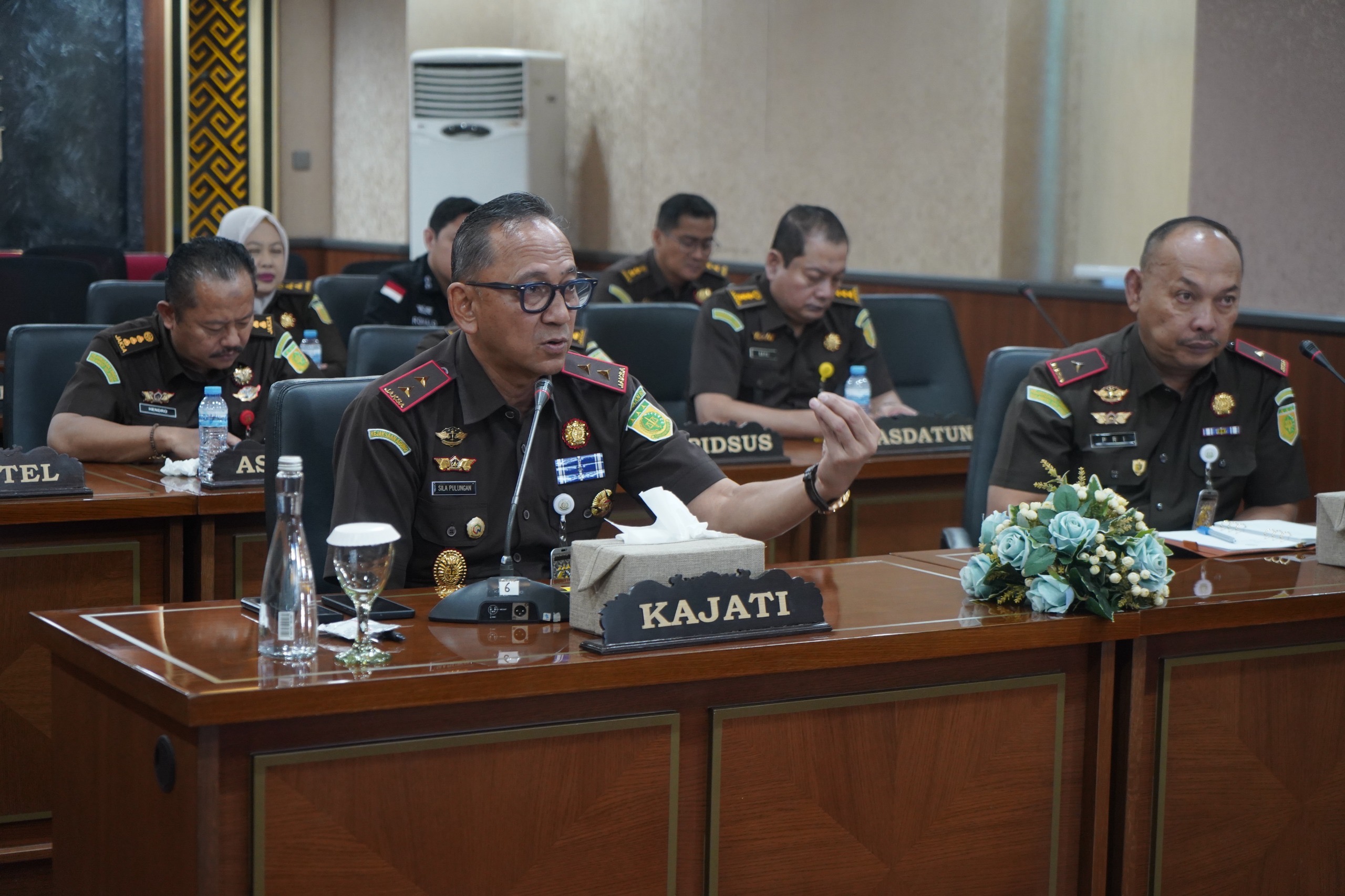Pimpin Rapat Staf Terakhir Kajati Sulsel Ingatkan Jajaran Hindari Perilaku Transaksional dan Jaga Kondusivitas
