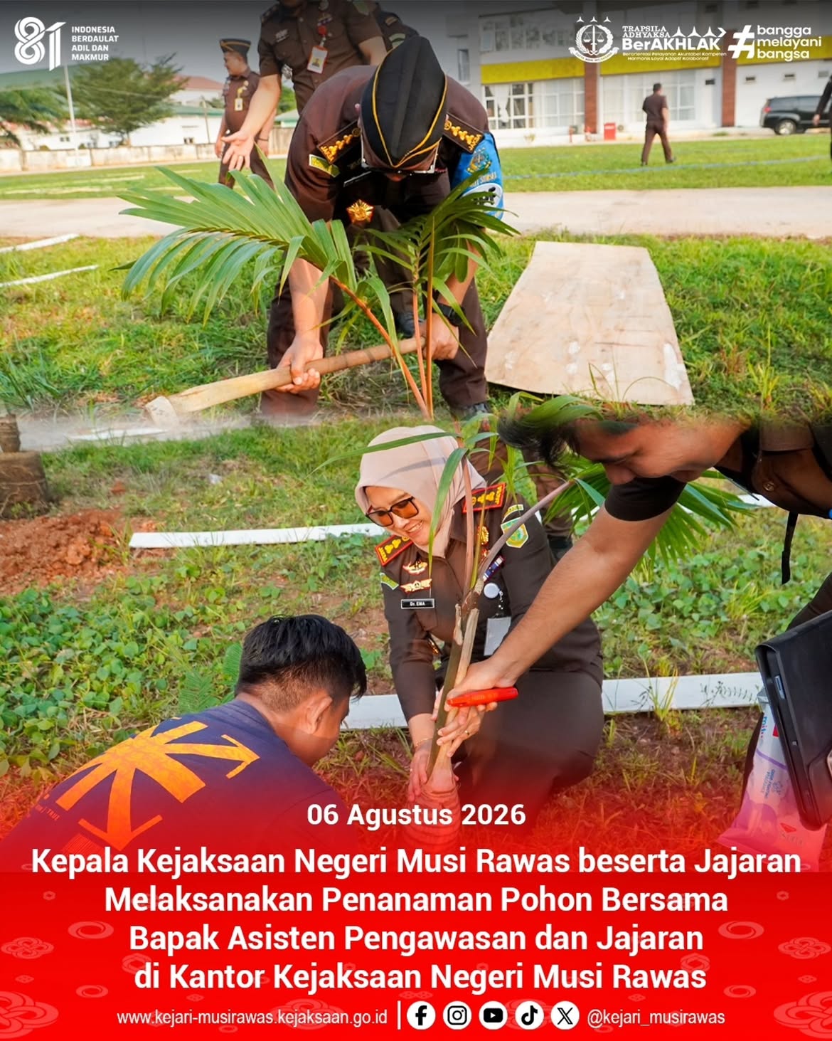 Kepala Kejaksaan Negeri Musi Rawas Dr Ema Siti Huzaemah Ahmad SH MH beserta Jajaran Melaksanakan Penanaman Pohon Bersama Bapak Asisten Pengawasan dan Jajaran di Kantor Kejaksaan Negeri Musi Rawas