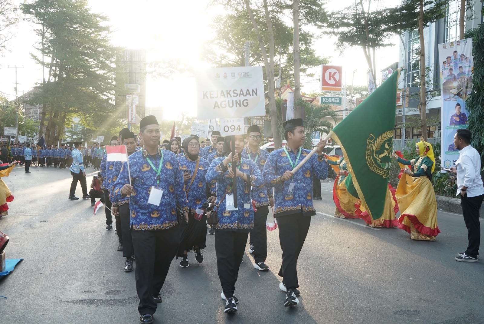Kontingen Kejagung RI Semarakkan Defile Peserta MTQ VIII KORPRI 2026 Sapa Ketua KORPRI dan Pimpinan Daerah di Makassar