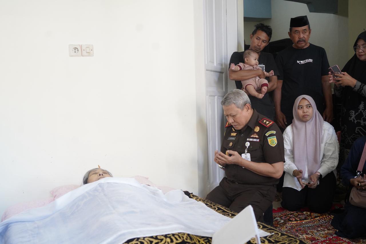 Kajati Sulsel Melayat ke Rumah Duka Almarhumah Hj Endriana Fachruddin Sahabat Pendidikan Jaksa Agung