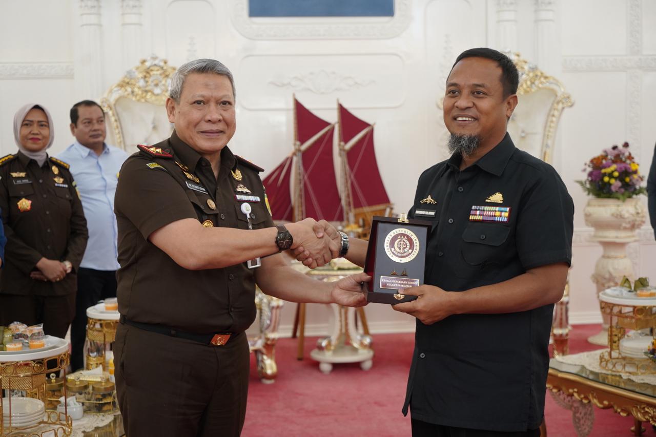 Perkuat Sinergi Pembangunan Kajati Sulsel Muhammad Syarifuddin Lakukan Koordinasi Strategis dengan Gubernur Bahas Aset dan Proyek Infrastruktur