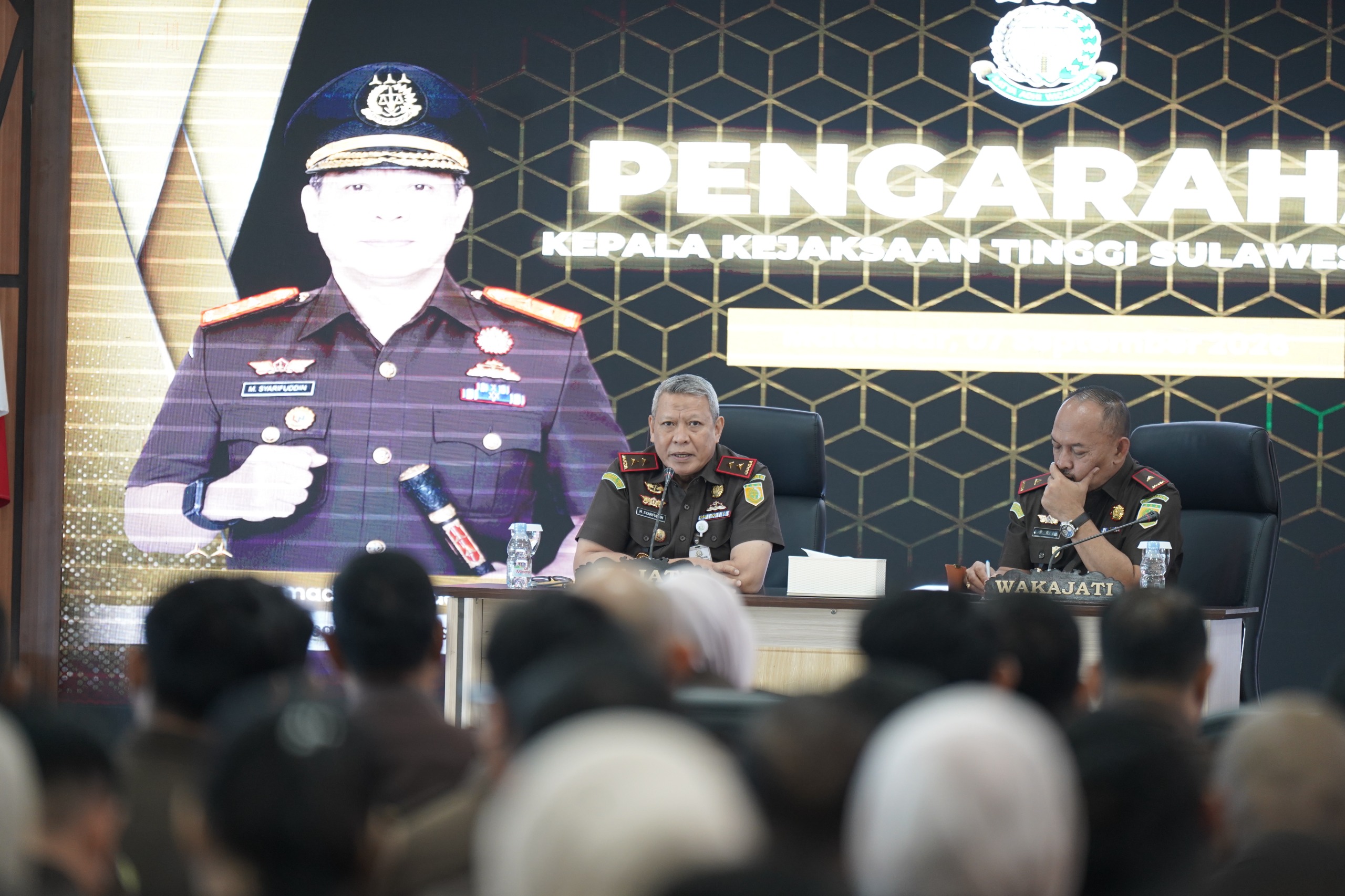 Kajati Sulsel Muhammad SyarifuddinPimpin Pengarahan Tekankan Soliditas dan Profesionalisme Penanganan Perkara