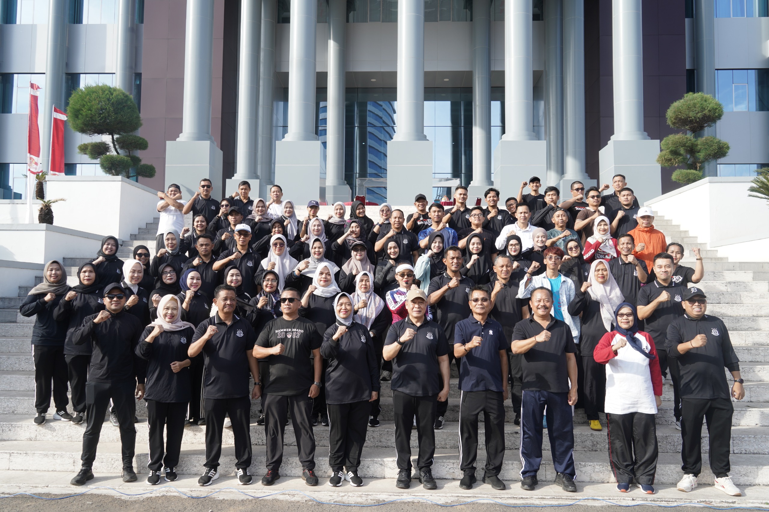 Wujudkan Lingkungan Kerja Sehat dan Harmonis Kajati Sulsel Pimpin Senam Pagi Bersama Seluruh Pegawai