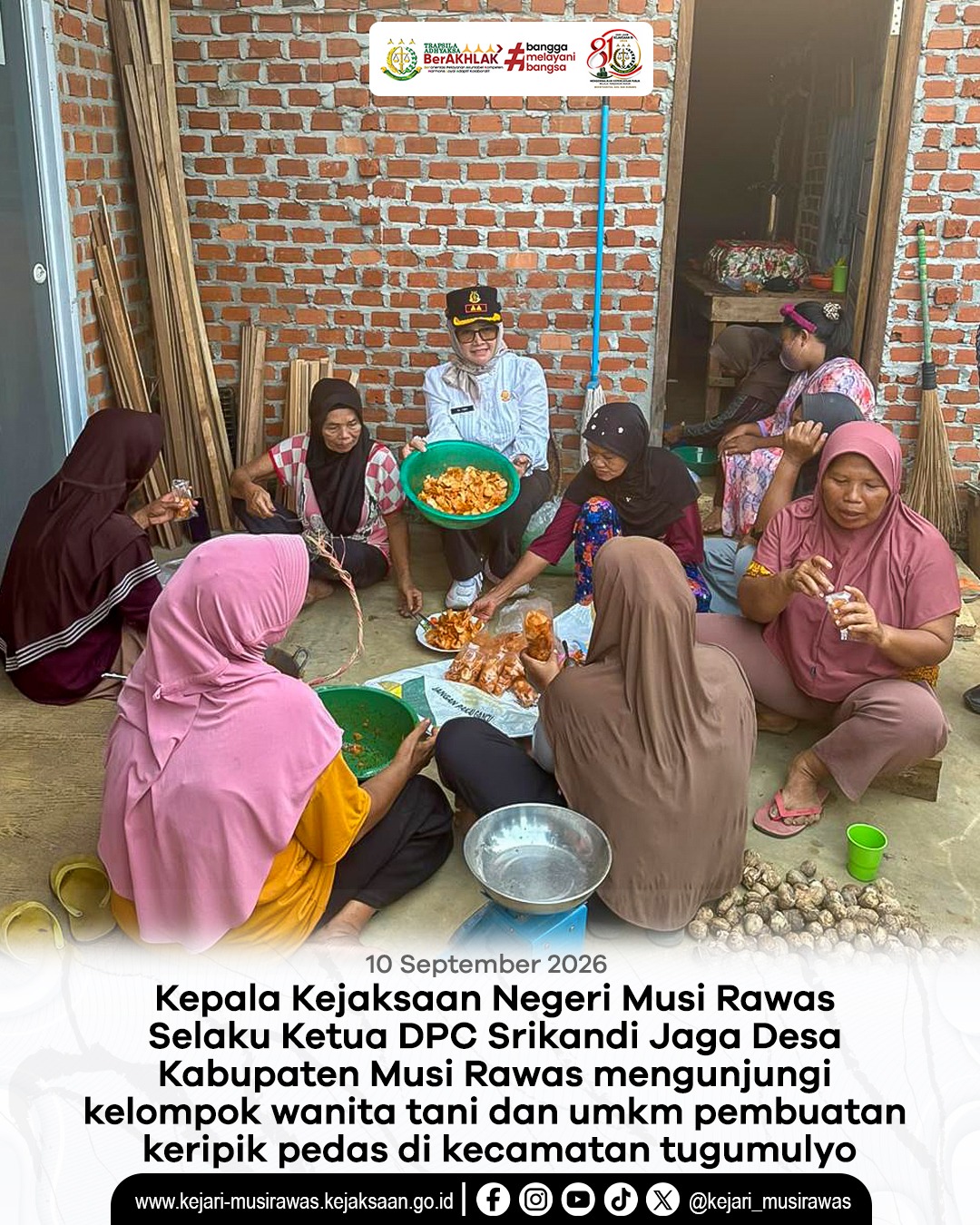 Kepala Kejaksaan Negeri Musi Rawas Dr Ema Siti Huzaemah Ahmad SH MH selaku ketua DPC Srikandi Jaga Desa Kabupaten Musi Rawas mengunjungi kelompok wanita tani dan umkm pembuatan kripik singkong pedas di Kecamatan Tugumulyo