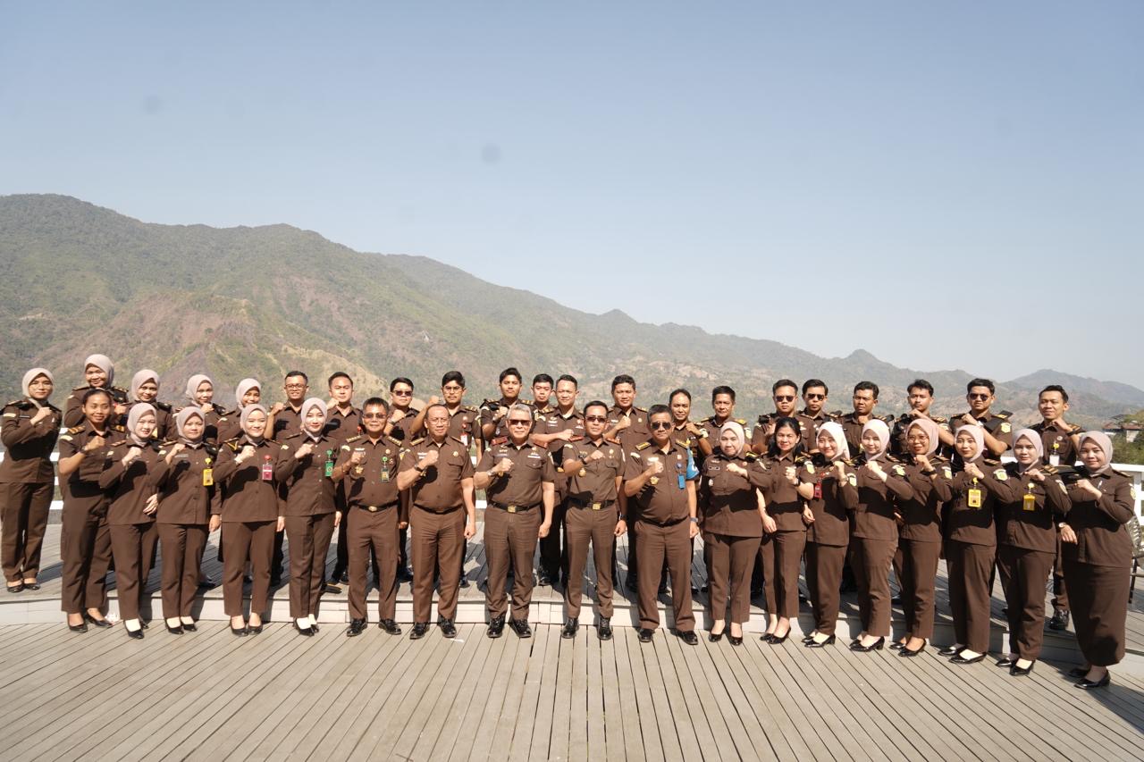 Kunjungi Kejari Enrekang Kajati Sulsel Tekankan Optimalisasi Anggaran dan Tiga Pesan Utama Jaksa Agung