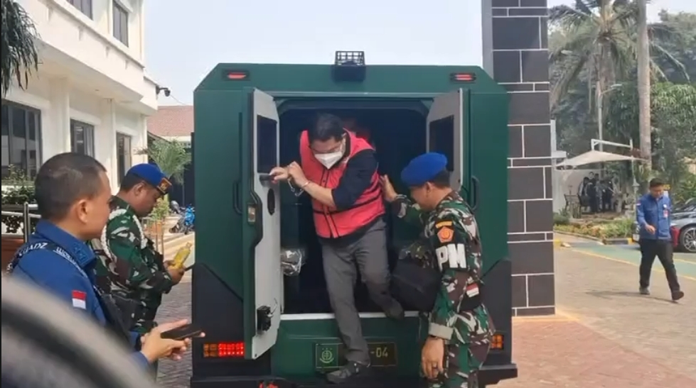 Penyerahan Tersangka dan Barang Bukti Tahap II) Tersangka SDT DKK Dalam Perkara Tambang PT QSS di Kalbar