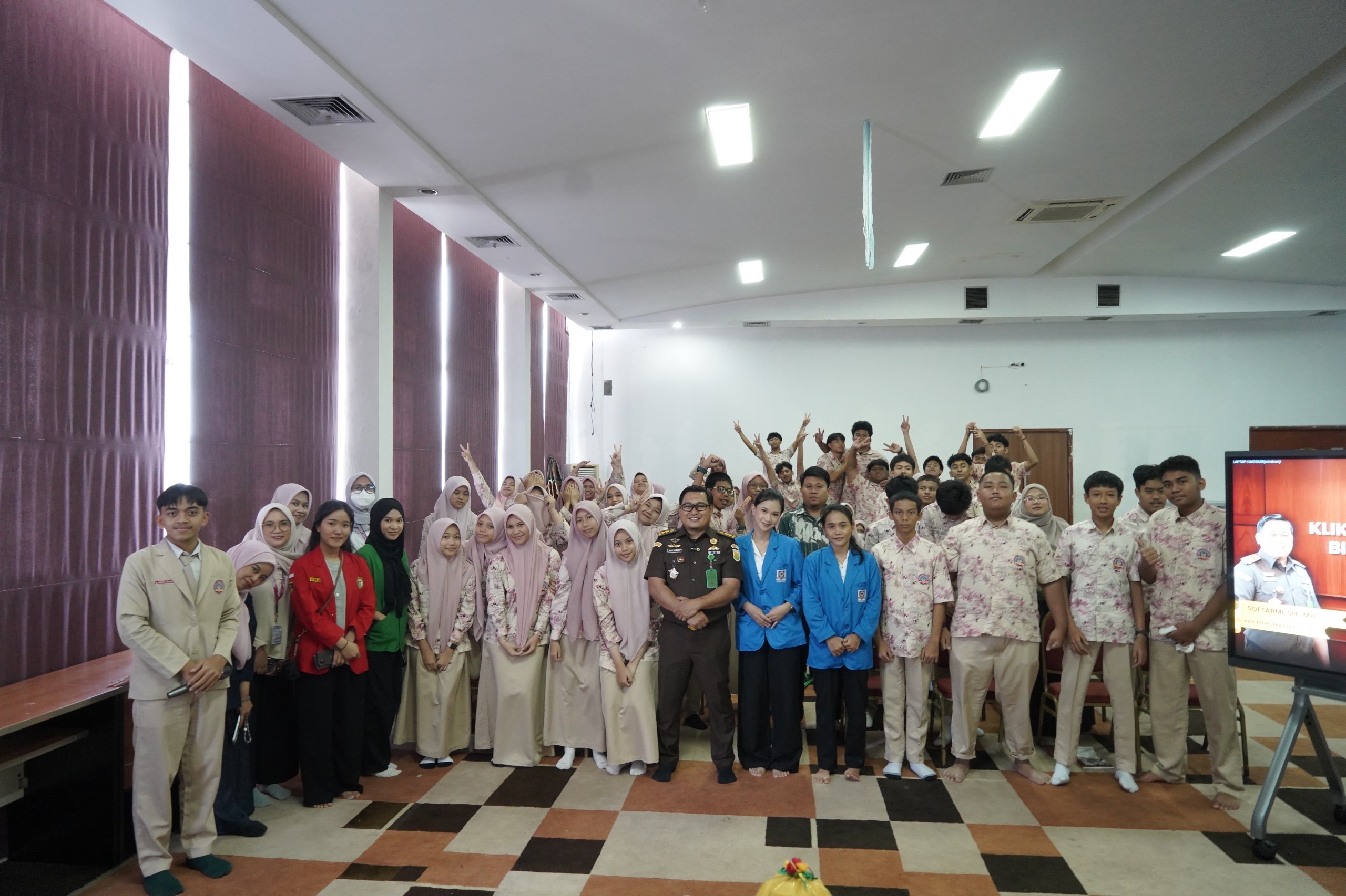 Melalui Program Jaksa Masuk Sekolah Kejati Sulsel Edukasi Siswa Bosowa School Makassar Cegah Kejahatan Siber