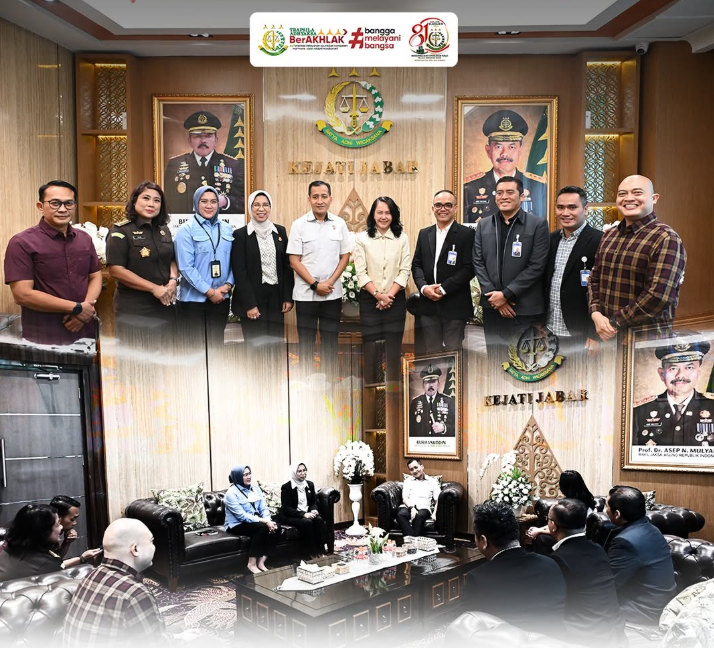 Kepala Kejaksaan Tinggi Jawa Barat M Teguh Darmawan menerima kunjungan silaturahmi dari RCEO BRI Region 9 Bandung Dewi Hestiningrum beserta jajaran