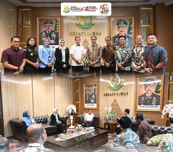 Kepala Kejaksaan Tinggi Jawa Barat M Teguh Darmawan menerima kunjungan silaturahmi dari Direktur Supply Chain PT Pupuk Indonesia Persero) Robby Setiabudi Madjid beserta jajaran