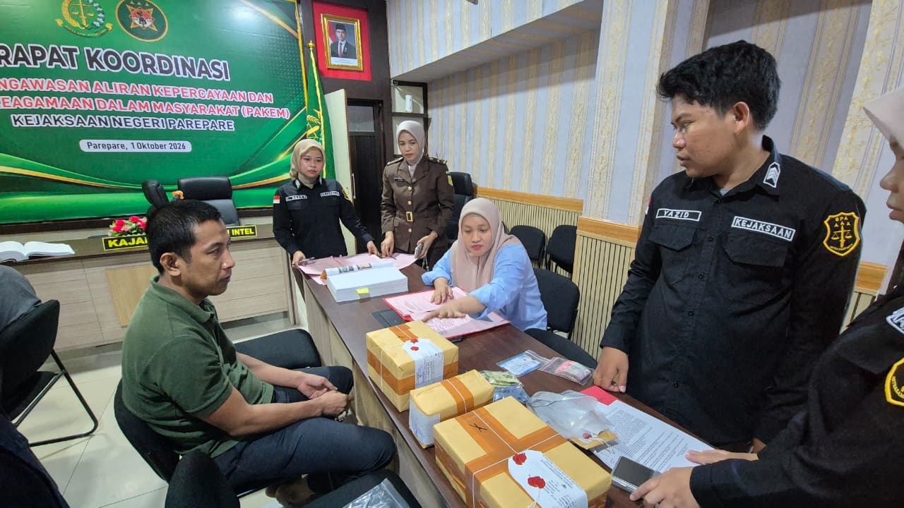 Kejaksaan Negeri Parepare Terima Pelimpahan Tahap II Empat Tersangka Kasus Narkotika Seberat 40 Kg dan Ratusan Cartridge Vape Etomidate