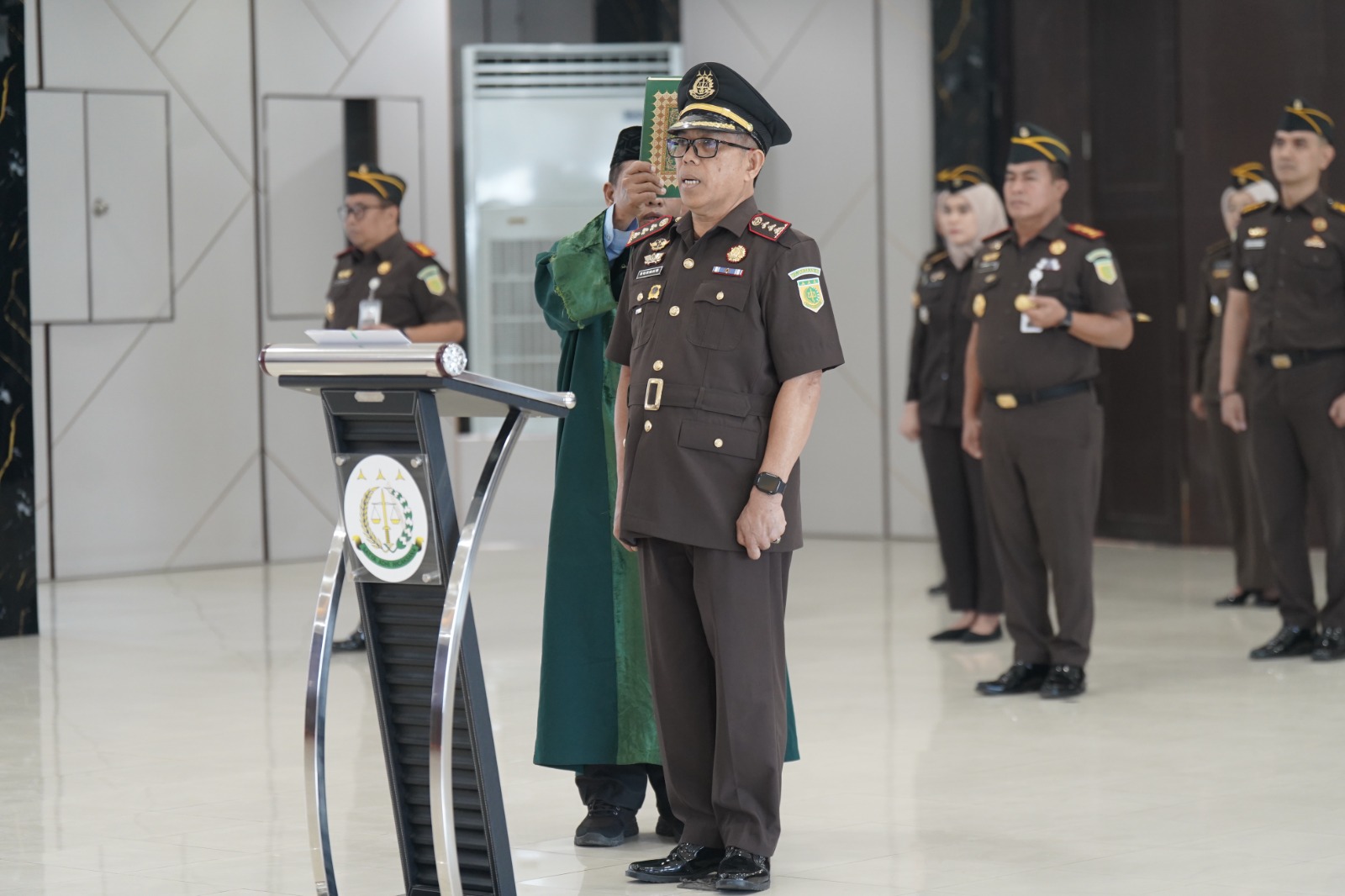 Lantik Burhan Jadi Kajari Gowa Kajati Sulsel Muhammad Syarifuddin Beri Arahan Tegas Jaga Integritas dan Marwah Institusi