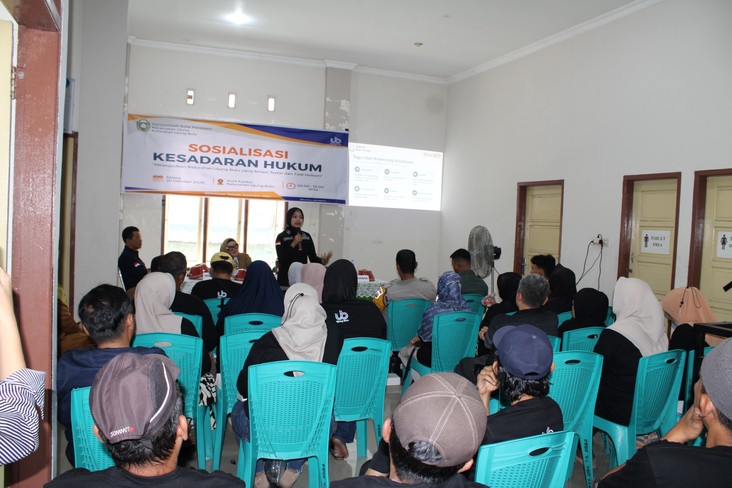 Tingkatkan Kesadaran Hukum Warga Kejari Parepare Hadir Jadi Narasumber Sosialisasi di Kelurahan Ujung Bulu