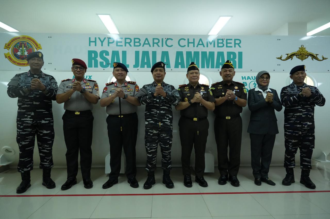 Peringati HARKESAL 2026 Kajati dan Wakajati Sulsel Terima Brevet Kehormatan Hiperbarik dari TNI AL